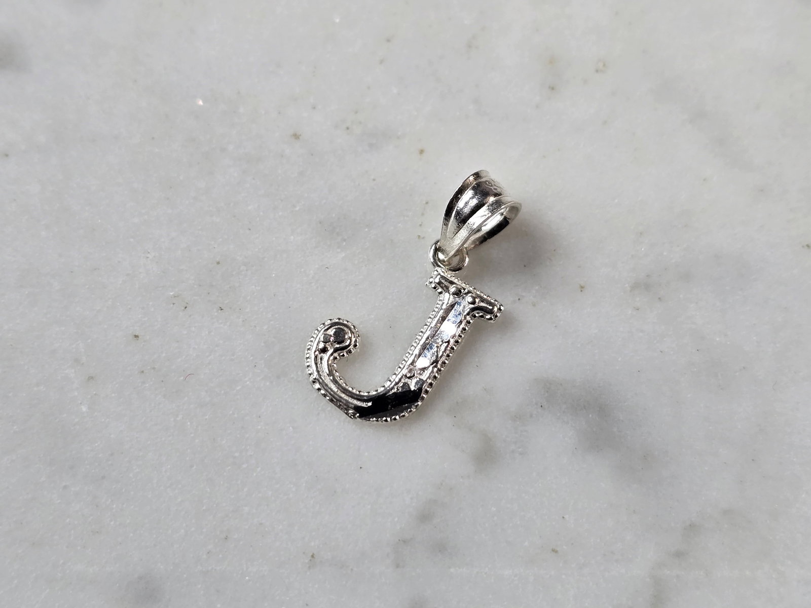 Womens Sterling Silver Initial Letter " J " Pendant: A WOMENS STERLING SILVER INITIAL LETTER "J" PENDANT. PENDANT WEIGHS 0.3g AND MEASURES 5/8" LONG BY 3/8" WIDE. MAKES A GREAT GIFT FOR THAT SOMEONE SPECIAL. ANY QUESTIONS, PLEASE ASK. BE SURE TO CHECK O
