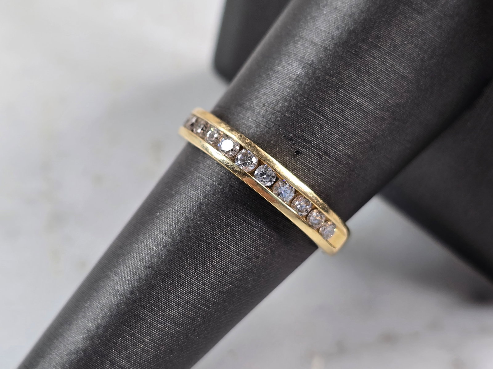 Womens Vintage Estate 14k Yellow Gold Diamond Ring: A WOMENS VINTAGE ESTATE 14K YELLOW GOLD DIAMOND RING. THE RING WEIGHS 3.0g AND IS A SIZE 8.0 THERE ARE 13 SMALL DIAMONDS IN THIS RING. THE WIDTH OF THE RING IS 1/8". ANY QUESTIONS PLEASE DO NOT HESITA