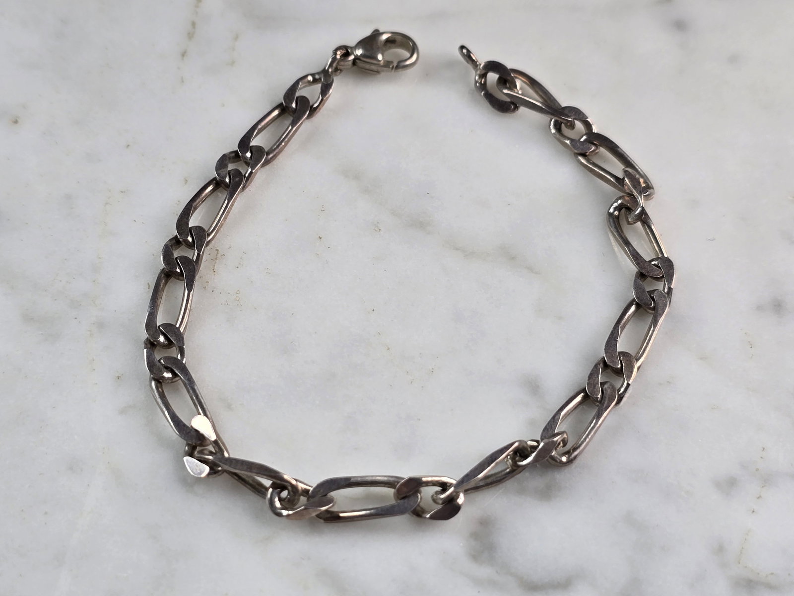 Men Womens Vintage Estate Sterling Silver Chain Link Bracelet: A MENS OR WOMENS VINTAGE ESTATE STERLING SILVER CHAIN LINK BRACELET. BRACELET IS 7 1/2" LONG BY 1/4" WIDE, AND WEIGHS 8.2g. THIS WOULD MAKE A LOVELY GIFT FOR THAT SOMEONE SPECIAL. BE SURE TO CHECK OUT