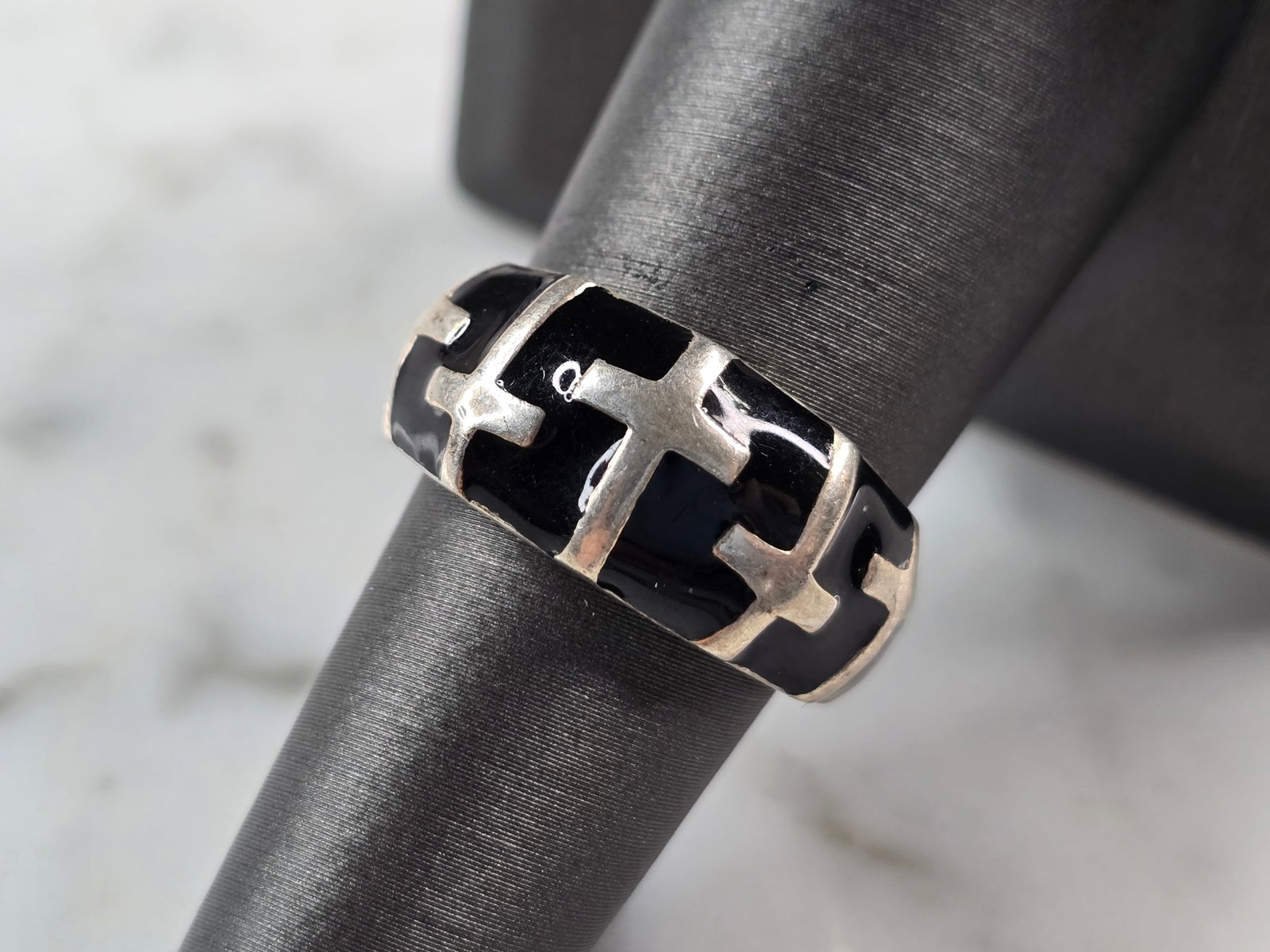 Womens Vintage Estate Sterling Silver Modernist Onyx Cross Ring: A WOMENS VINTAGE ESTATE STERLING SILVER MODERNIST ONYX CROSS RING. RING SIZE IS 7.0, AND WEIGHS 5.7g. THE LENGTH OF THE RING IS 3/8". THIS WOULD MAKE A NICE GIFT FOR THAT SOMEONE SPECIAL. ANY QUESTION