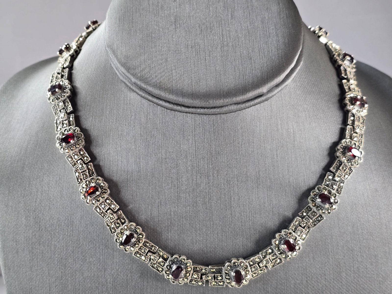 Womens Vintage Estate Sterling Silver Modernist Necklace: A WOMENS VINTAGE ESTATE STERLING SILVER MODERNIST NECKLACE. THE TOTAL WEIGHT IS 52.6g. NECKLACE MEASURES 16 1/2" LONG BY 1/2" WIDE. MAKES A GREAT GIFT FOR THAT SPECIAL SOMEONE. ANY QUESTIONS PLEASE DO