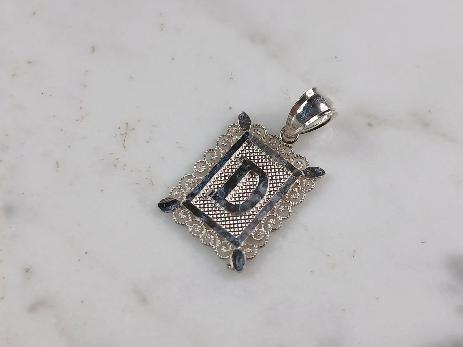 Womens Sterling Silver Initial Letter " D " Pendant: A WOMENS STERLING SILVER INITIAL LETTER "D" PENDANT. PENDANT WEIGHS 1.0g AND MEASURES 7/8" LONG BY 1/2" WIDE. MAKES A GREAT GIFT FOR THAT SOMEONE SPECIAL. ANY QUESTIONS, PLEASE ASK. BE SURE TO CHECK O