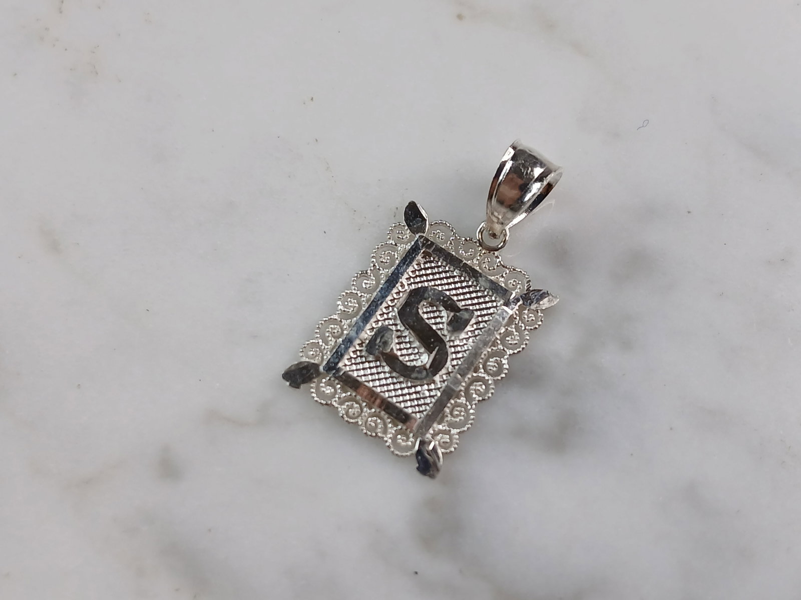 Womens Sterling Silver Initial Letter " S " Pendant: A WOMENS STERLING SILVER INITIAL LETTER "S" PENDANT. PENDANT WEIGHS 1.0g AND MEASURES 7/8" LONG BY 1/2" WIDE. MAKES A GREAT GIFT FOR THAT SOMEONE SPECIAL. ANY QUESTIONS, PLEASE ASK. BE SURE TO CHECK O