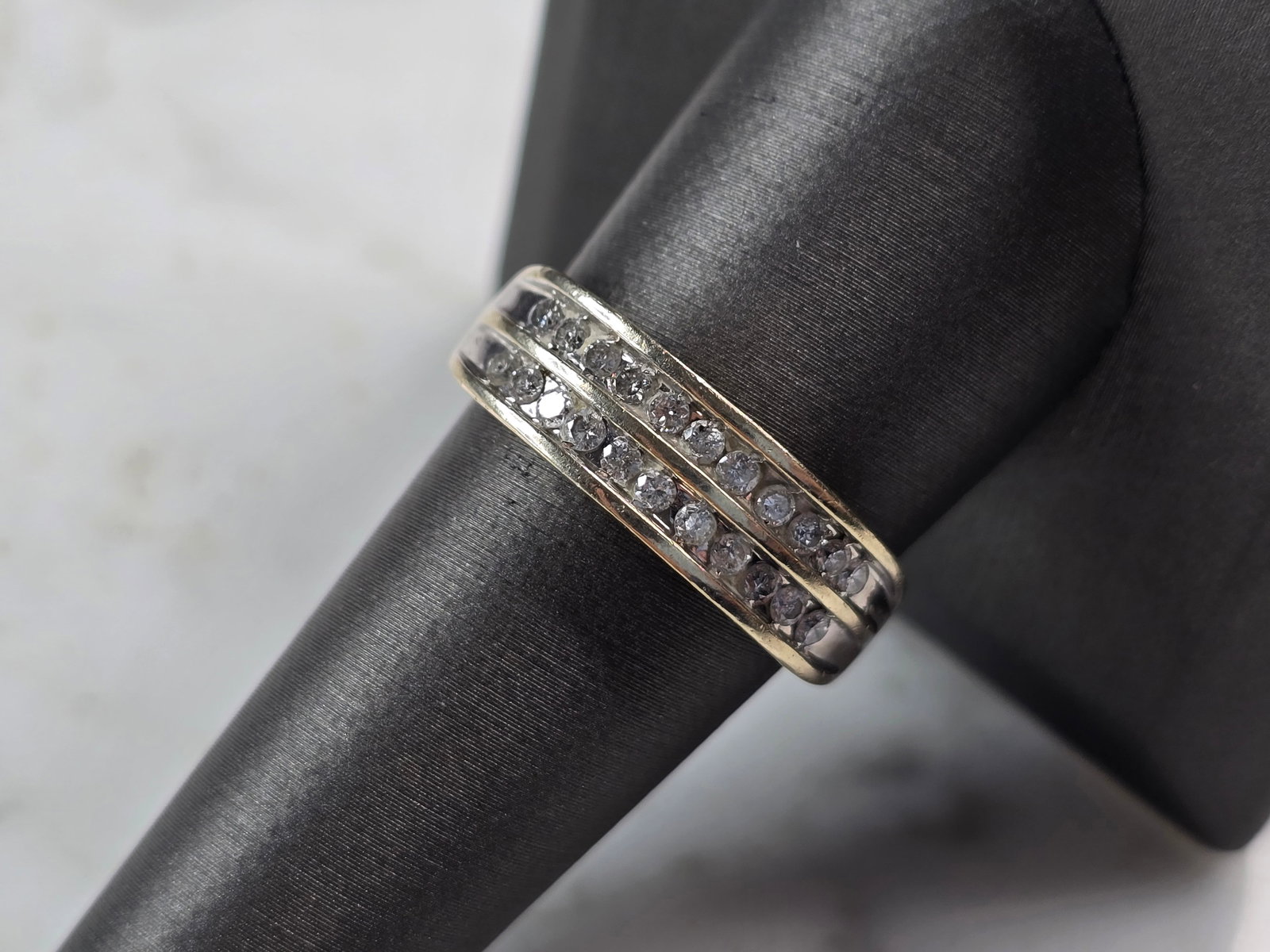 Womens Vintage Estate 14K White Gold Diamond Ring: FOR SALE IS THIS LOVELY VINTAGE 14K WHTIE GOLD DIAMOND RING WITH A TOTAL OF ABOUT .22cts OF DIAMONDS. THE TOTAL WEIGHT IS 4.2g, AND IS A SIZE 9.5. ANY QUESTIONS PLEASE DONT HESITATE TO ASK. BE SURE TO