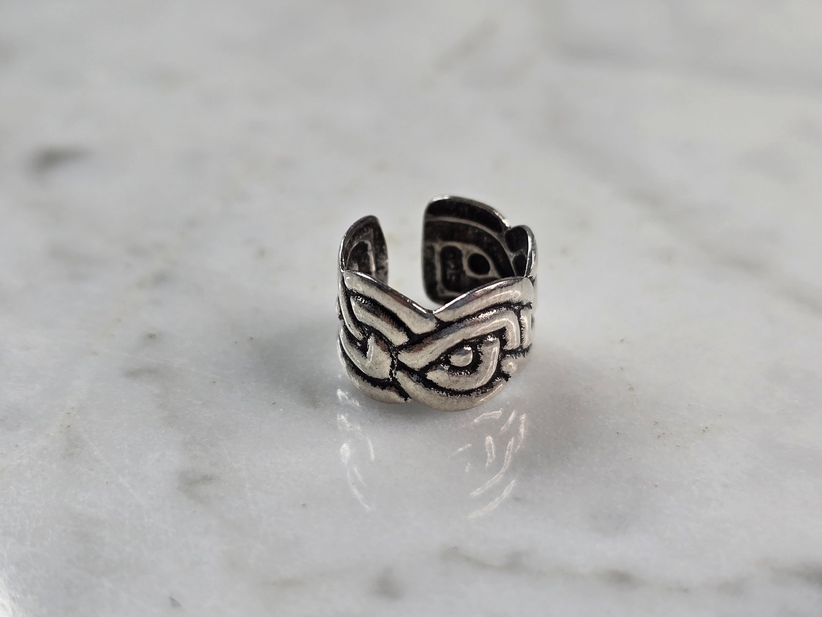Womens Vintage Estate Sterling Silver Celtic Knot Ear Cuff Earring: FOR SALE IS A LOVELY WOMENS VINTAGE ESTATE STERLING SILVER CELTIC KNOT EAR CUFF EARRING. THE EAR CUFF WEIGHS 1.1g AND MEASURES 3/8" WIDE. THIS WOULD MAKE A NICE GIFT FOR THAT SOMEONE SPECIAL. ANY OTHE