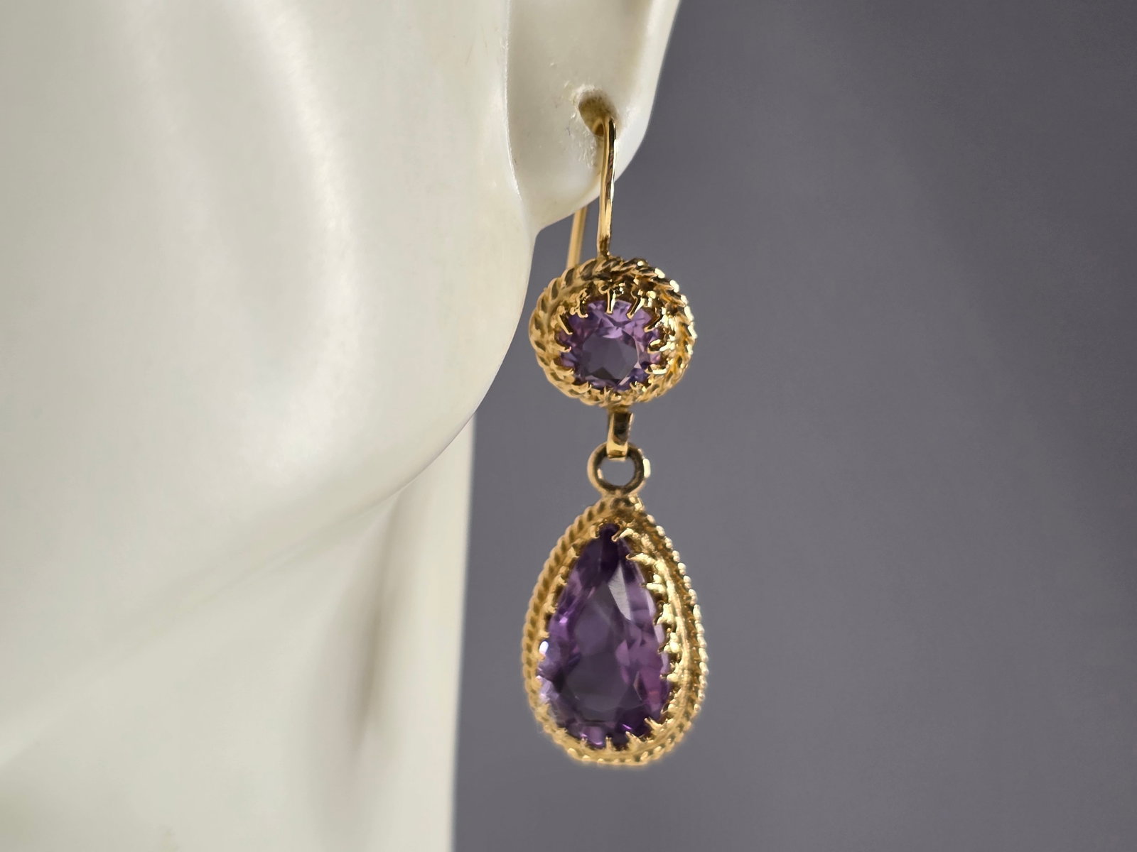 Pr Womens Vintage Estate 14K Gold Amethyst Earrings: FOR SALE ARE A PAIR 14K YELLOW GOLD AMETHYST EARRINGS. THE EARRINGS WEIGH 5.4g, AND MEASURE ABOUT 1 1/2" LONG BY 3/8" WIDE. MAKES A GREAT GIFT FOR THAT SOMEONE SPECIAL. ANY OTHER QUESTIONS, PLEASE ASK