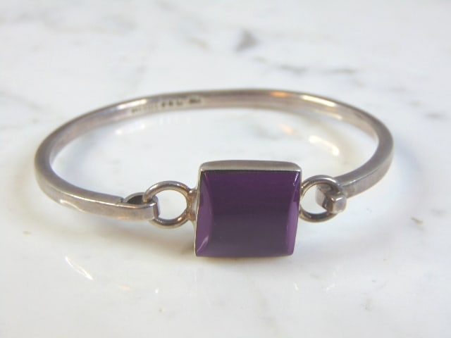 Womens Vintage Sterling Silver Bangle Bracelet: FOR SALE IS THIS VINTAGE ESTATE STERLING SILVER BANGLE BRACELET. THE BRACELET WEIGHS 25.7g AND MEASURES 5/8" WIDE BY 6 1/2" IN CIRCUMFERENCE. MAKES A GREAT GIFT FOR THAT SOMEONE SPECIAL. ANY QUESTIONS