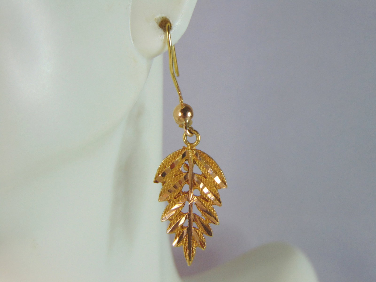 Womens Vintage Estate 14K Yellow Gold Palm Leaf Earrings: A LOVELY PAIR OF WOMENS 14K YELLOW GOLD PALM LEAF EARRINGS . THE EARRINGS WEIGH 2.9g. EARRINGS MEASURE 1 3/4" LONG BY 1/2" WIDE. ANY QUESTIONS, PLEASE DON'T HESITATE TO ASK. BE SURE TO CHECK OUT SOME 