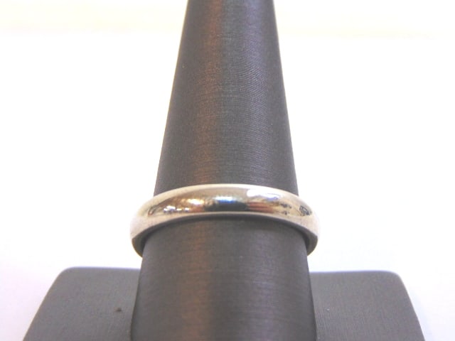 Mens Vintage Estate 14K White Gold Wedding Band Ring: A MEN'S VINTAGE ESTATE 14K WHITE GOLD WEDDING BAND THAT WEIGHS 6.7g. THE RING SIZE IS A 11.0, AND IS ABOUT 1/8" WIDE. RING IS STAMPED " 14K". RING DOES HAVE A TINY BLEMISH. LOOKS LIKE IT WAS DONE DURI
