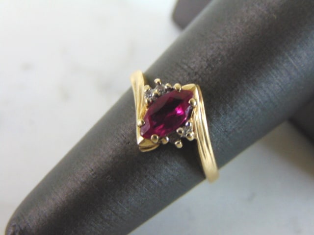 Womens Vintage Estate 10K Yellow Gold Diamond & Ruby Ring (1 of 5)