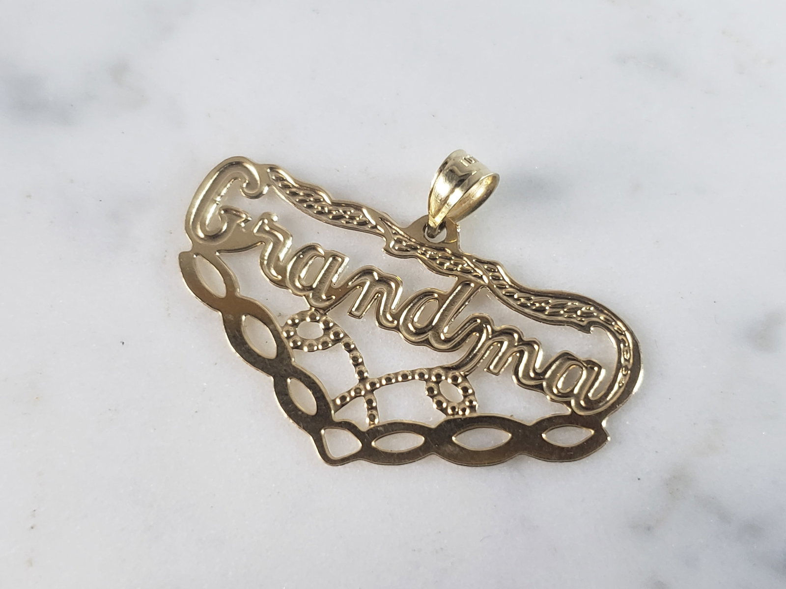 Womens Vintage Estate 14K Yellow Gold "Grandma" Pendant: FOR SALE IS THIS LOVELY WOMENS VINTAGE ESTATE 14K YELLOW GOLD "GRANDMA" PENDANT. THE PENDANT WEIGHS 1.1g AND MEASURES 7/8" LONG BY 1 1/4" WIDE. MAKES A GREAT GIFT FOR THAT SOMEONE SPECIAL. ANY QUESTIO