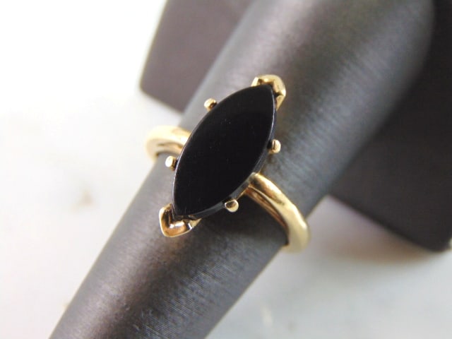 Womens Vintage Estate 14K Yellow Gold Onyx Ring: A WOMENS VINTAGE ESTATE 14K YELLOW GOLD ONYX RING. THE RING WEIGHS 4.6g AND IS A SIZE 7.25. RING IS MARKED 14K. THE STONE ITSELF IS ABOUT 4cts. THIS MAKES A LOVELY GIFT FOR THAT SOMEONE SPECIAL. ANY Q