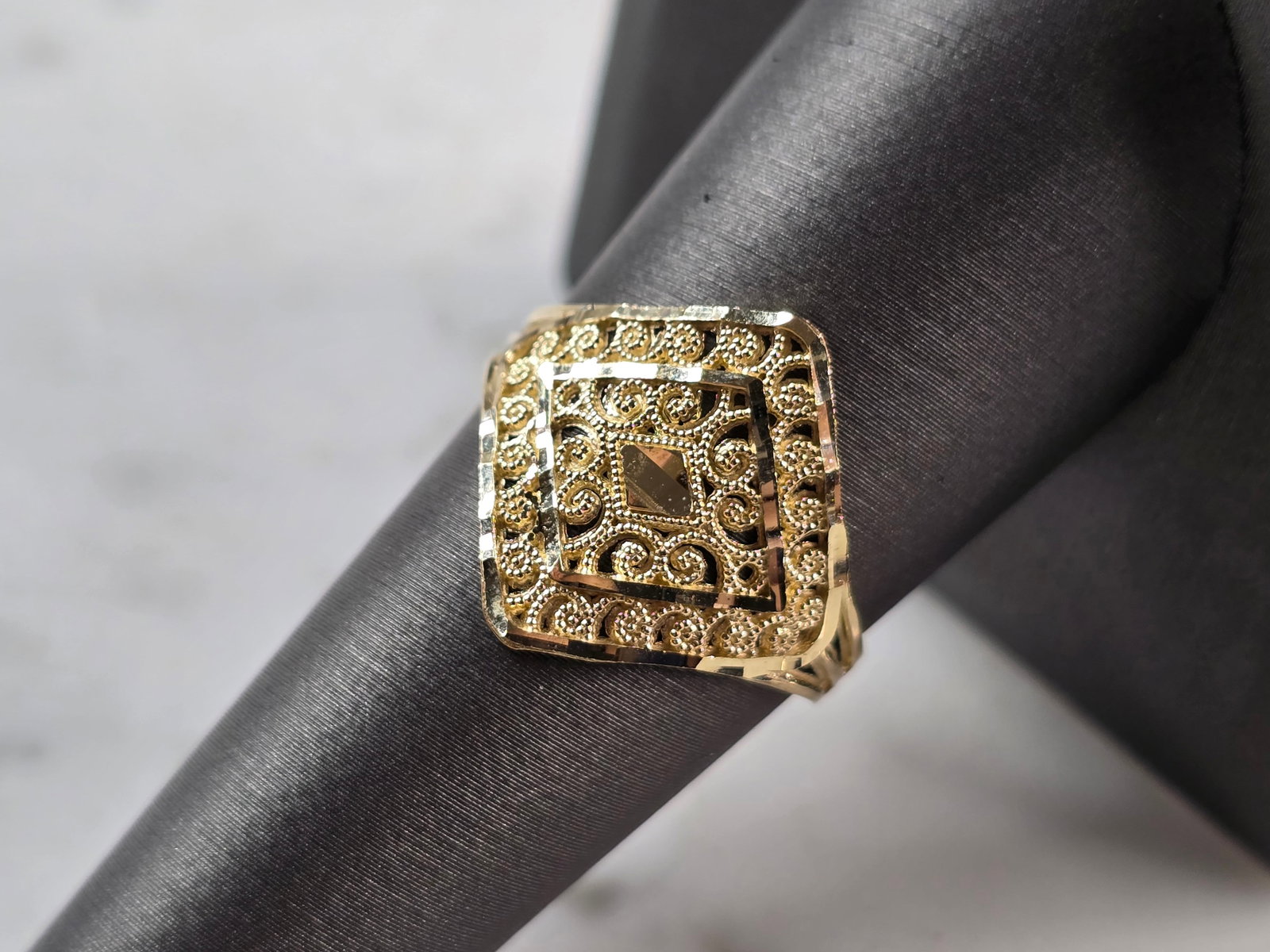 Womens 10K Yellow Gold Modernist Filigree Ring: A WOMENS 10K YELLOW GOLD MODERNIST FILIGREE RING. THE RING IS A SIZE 8.75 AND WEIGHS 1.6g. THE WIDTH OF THE RING IS 3/4". THE RING MAKES A LOVELY GIFT FOR THAT SOMEONE SPECIAL. ANY QUESTIONS, PLEASE A