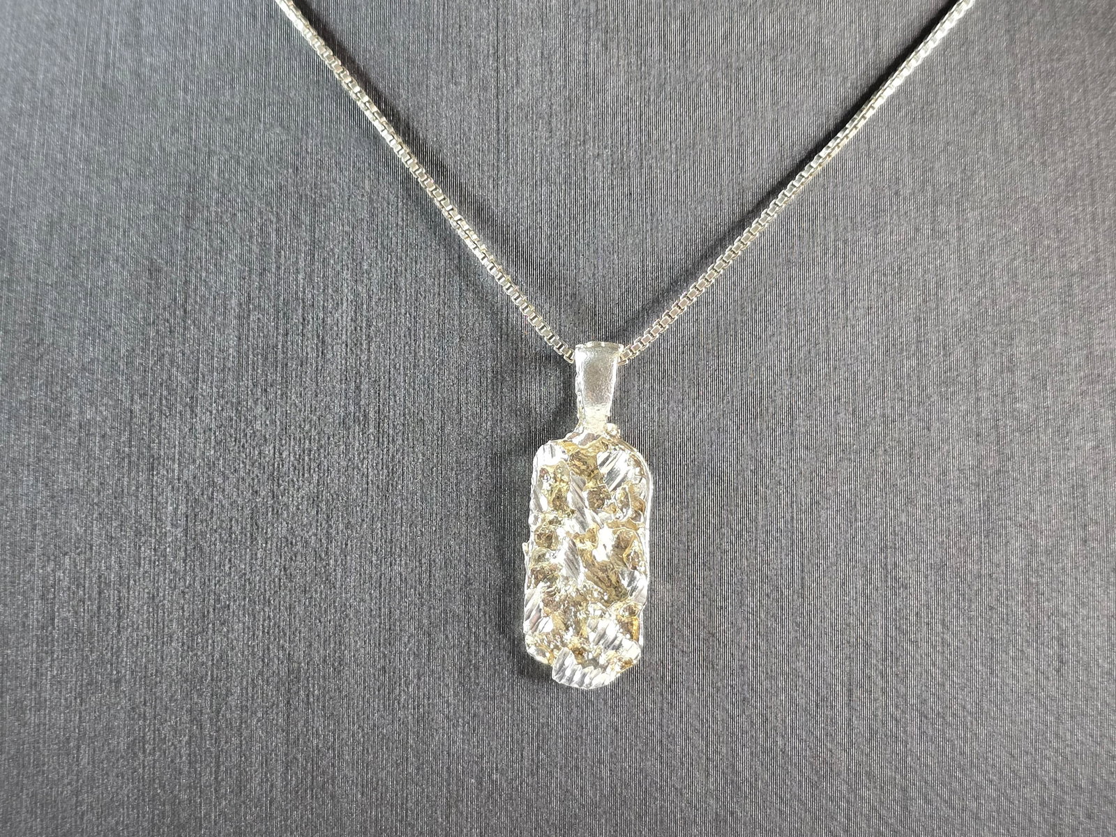 Womens Vintage Estate Sterling Silver Nugget Pendant Necklace: A WOMENS VINTAGE ESTATE STERLING SILVER NUGGET PENDANT WITH NECKLACE. THE TOTAL WEIGHT IS 6.1g. THE PENDANT MEASURES 1 1/8" LONG BY 3/8" WIDE. THE NECKLACE MEASURES 18" LONG. MAKES A GREAT GIFT FOR TH