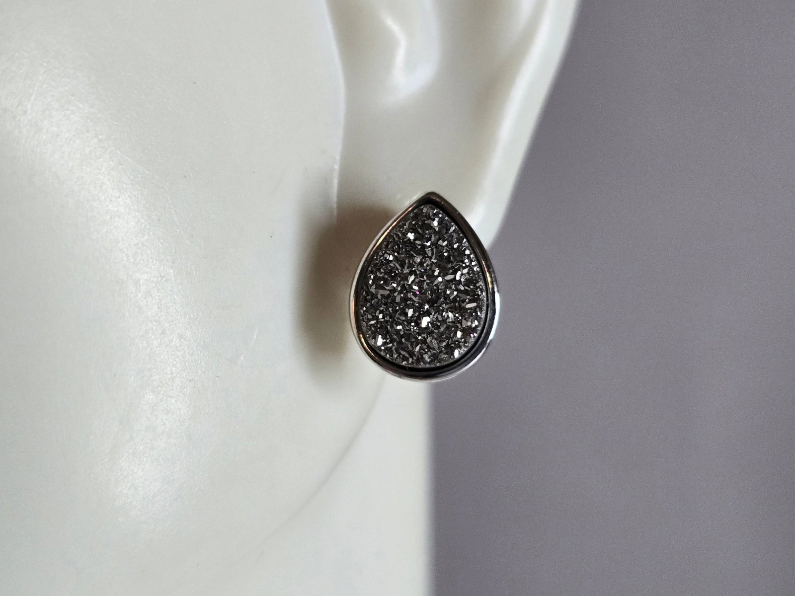 Womens Vintage Estate Sterling Silver Druzy Earrings: A PAIR OF WOMENS STERLING SILVER DRUZY EARRINGS. EARRINGS WEIGH 2.3g AND MEASURE 7/16" LONG BY 3/8" WIDE. ANY QUESTIONS, PLEASE DO NOT HESITATE TO ASK. BE SURE TO CHECK OUT SOME OF MY OTHER GREAT ITEM
