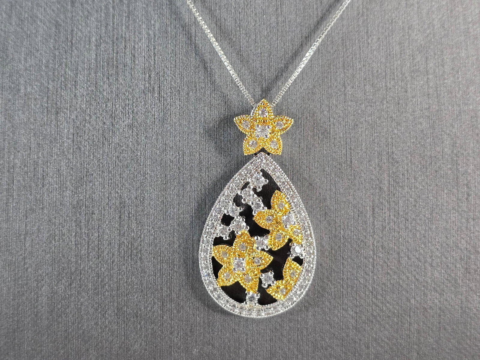 Womens Vintage Estate Sterling Silver Necklace W/ Flower Pendant: A WOMENS ESTATE STERLING SILVER NECKLACE WITH FLOWER PENDANT. THE NECKLACE AND PENDANT WEIGH 9.7g. THE PENDANT MEASURES 1 5/8" BY 7/8". THE NECKLACE MEASURES 18" LONG. ANY QUESTIONS PLEASE DONT HESITA