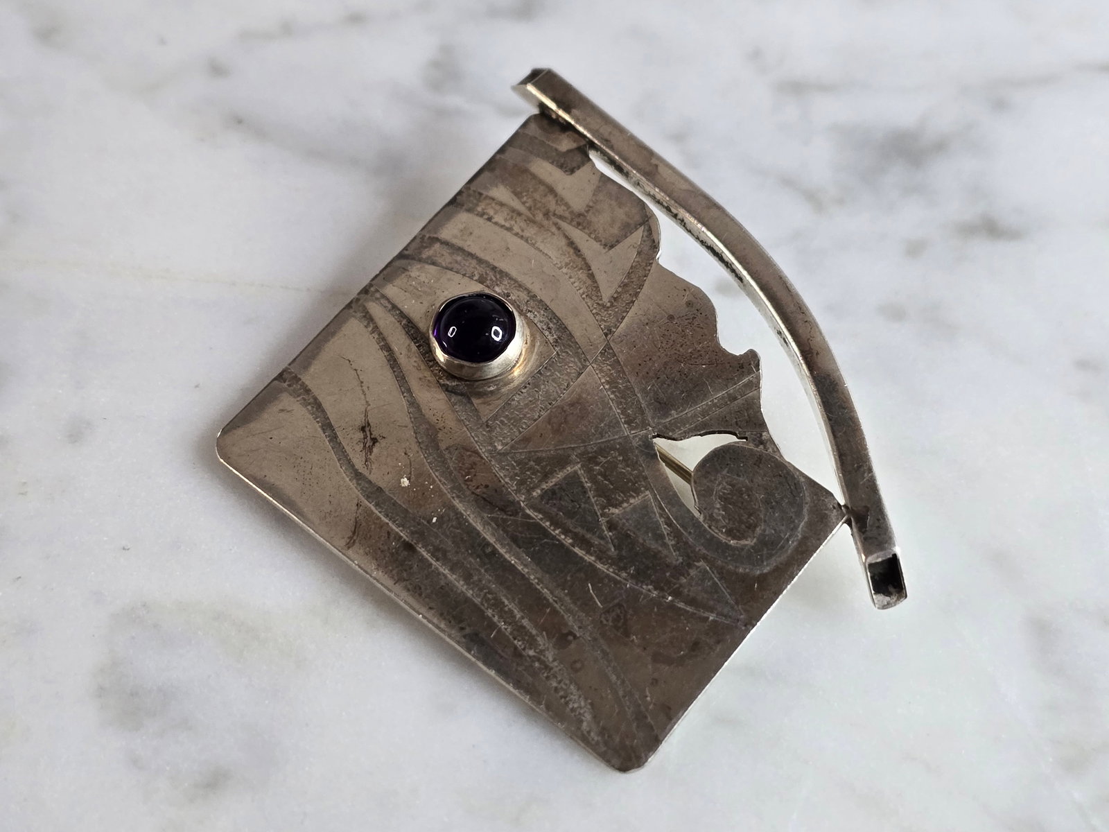 Womens Vintage Estate Sterling Silver Modernist Brooch: A WOMENS VINTAGE ESTATE STERLING SILVER MODERNIST BROOCH. THE BROOCH MEASURES 2" BY 1 1/2", AND WEIGHS 8.4g. BROOCH IS NOT MARKED BUT IT HAS BEEN TESTED AND IS GUARANTEED TO BE AS DESCRIBED. ANY QUEST