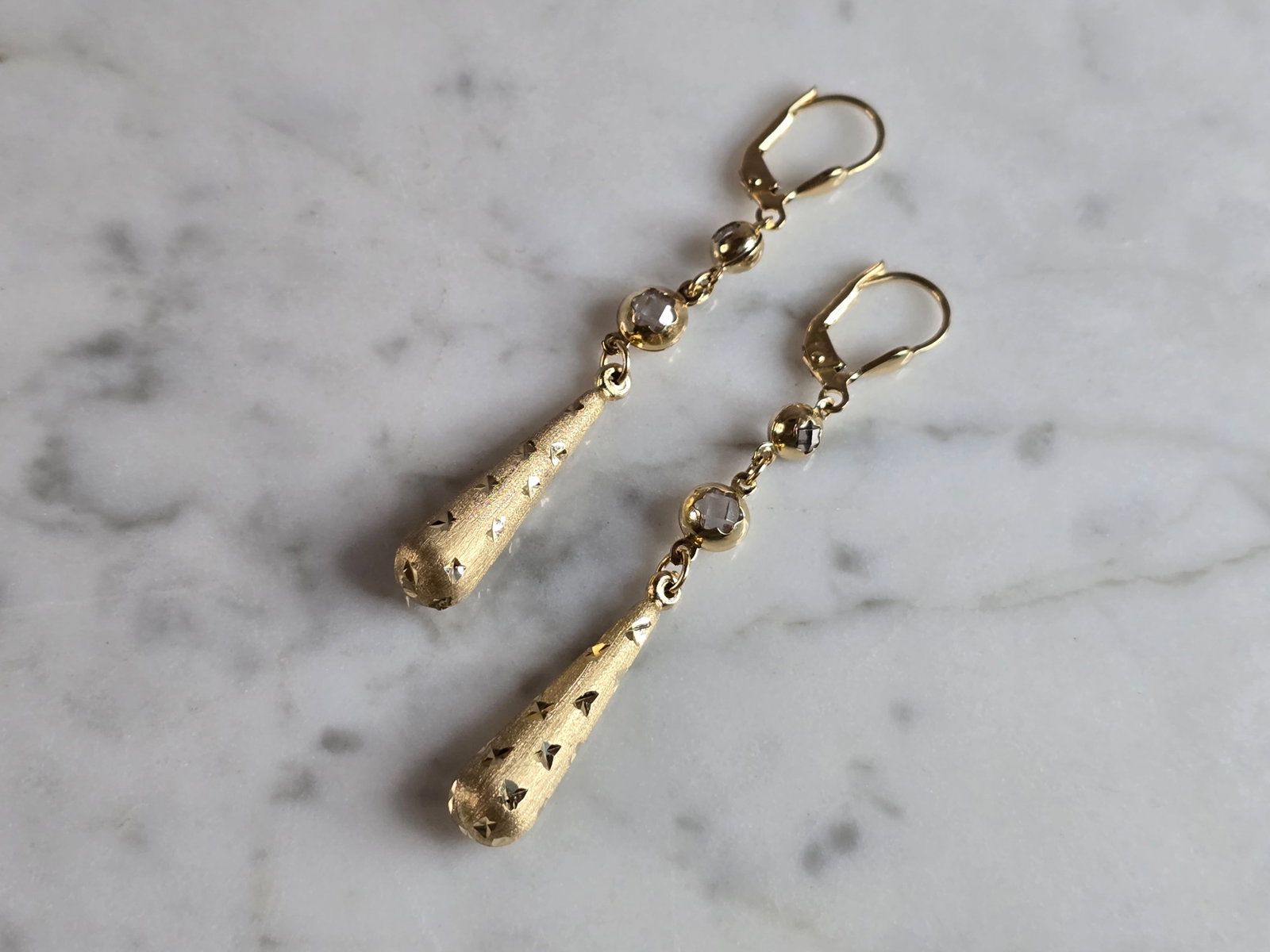 Pr Womens Vintage Estate 14K Yellow Gold Modernist Dangle Earrings: A PAIR OF WOMENS VINTAGE ESTATE 14K YELLOW GOLD MODERNIST DANGLE EARRINGS WITH CZ STONES. THE EARRINGS WEIGH 3.9g, AND MEASURE 2 1/4" BY 1/4". EARRINGS ARE MARKED ARE "585" MARKED ON THE POST. ANY QUE