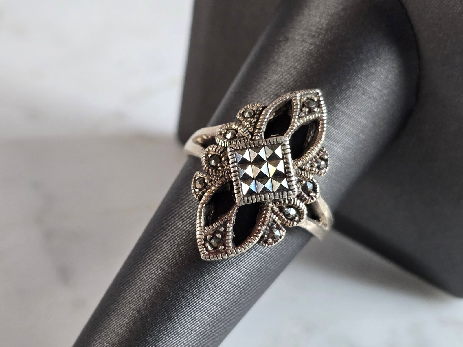 Womens Vintage Estate Sterling Silver Modernist Ring: A WOMENS VINTAGE ESTATE STERLING SILVER MODERNIST RING. THE TOTAL WEIGHT IS 4.3g, AND IS A SIZE 7.0. THE LENGTH OF THE RING IS 1". RING WOULD MAKE A GREAT GIFT FOR SOMEONE SPECIAL. ANY QUESTIONS PLEAS