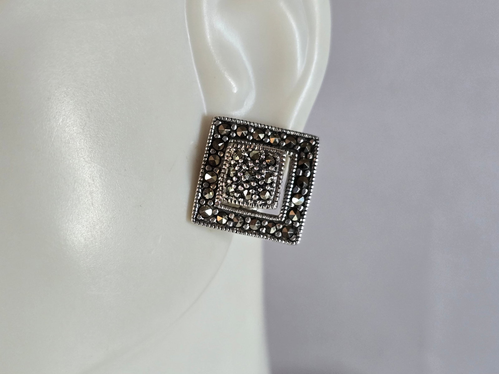 Womens Vintage Estate Sterling Silver Deco Earrings: A PAIR OF WOMENS VINTAGE ESTATE STERLING SILVER DECO STYLE STUD EARRINGS THAT WEIGH 5.3g. EARRINGS MEASURE 1/2" LONG BY 1/2" WIDE. CAN BE WORN TWO DIFFERENT WAYS. ANY QUESTIONS, PLEASE DO NOT HESITATE