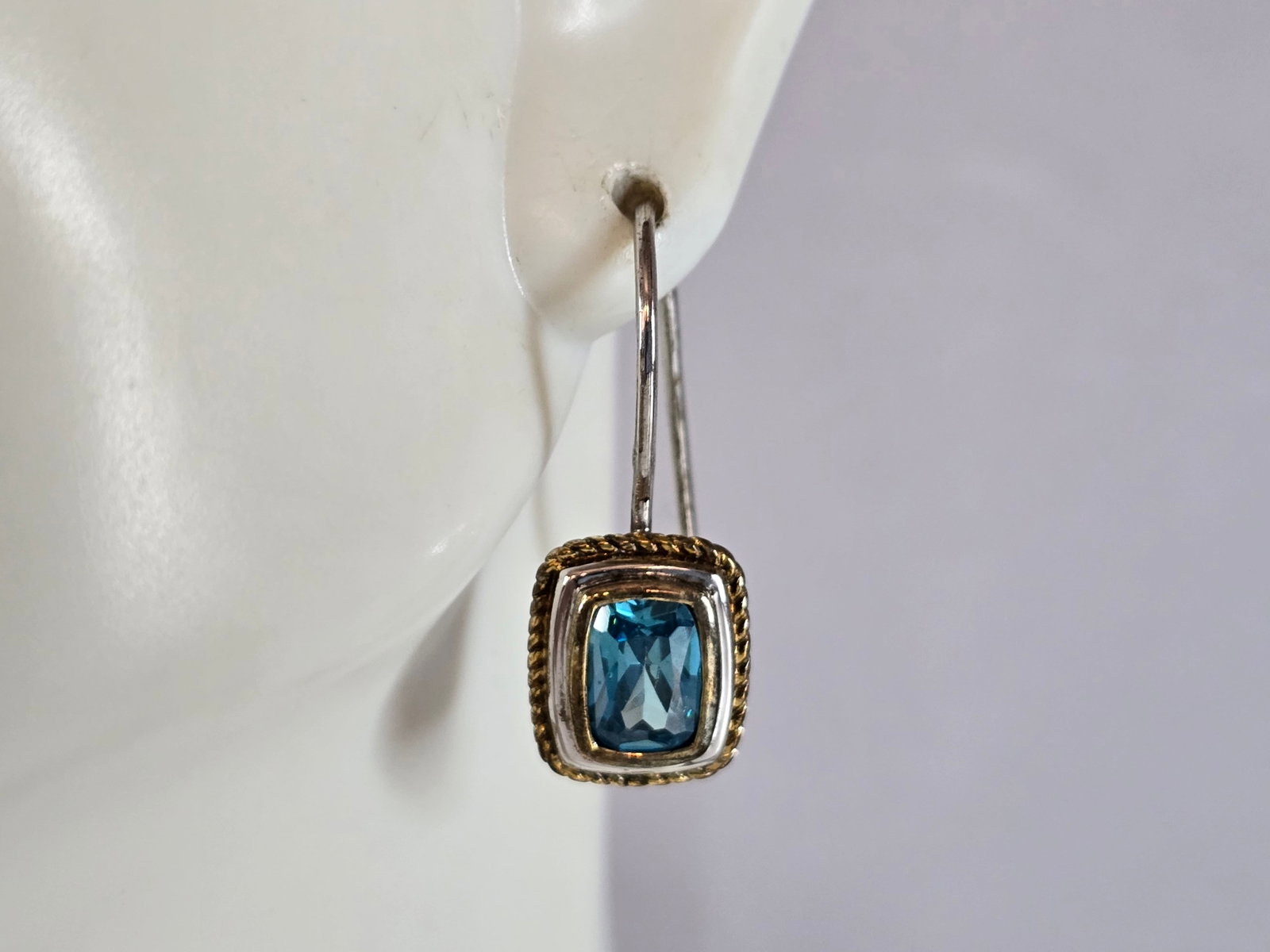 Womens Estate Sterling Silver Aqua Dangle Earrings: A PAIR OF WOMENS ESTATE STERLING SILVER AQUA COLORED DANGLE EARRINGS. EARRINGS WEIGH 3.4g AND MEASURE 7/8" LONG BY 3/8" WIDE. ANY QUESTIONS, PLEASE DO NOT HESITATE TO ASK. BE SURE TO CHECK OUT SOME OF