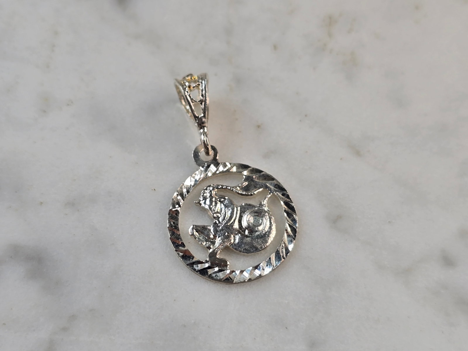 Womens Vintage Estate Sterling Silver Zodiac Capricorn Pendant: A WOMENS VINTAGE ESTATE STERLING SILVER ZODIAC CAPRICORN PENDANT. THE PENDANT WEIGHS 1.3g AND MEASURES 1" LONG BY 5/8" WIDE. MAKES A GREAT GIFT FOR THAT SOMEONE SPECIAL. ANY QUESTIONS, PLEASE ASK. BE 