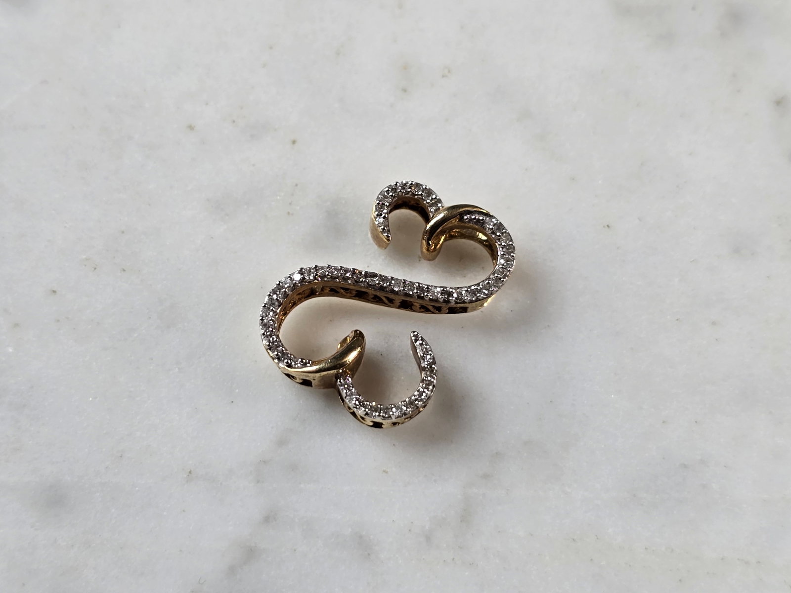 Womens Vintage Estate 10K Gold Open Heart Diamond Pendant: A WOMENS VINTAGE ESTATE 10K GOLD DIAMOND OPEN HEART PENDANT. THE TOTAL WEIGHT IS 1.8g. THE PENDANT MEASURES 5/8" BY 1/2. THERE ARE 47 TINY DIAMONDS. MAKES A GREAT GIFT FOR THAT SPECIAL SOMEONE.