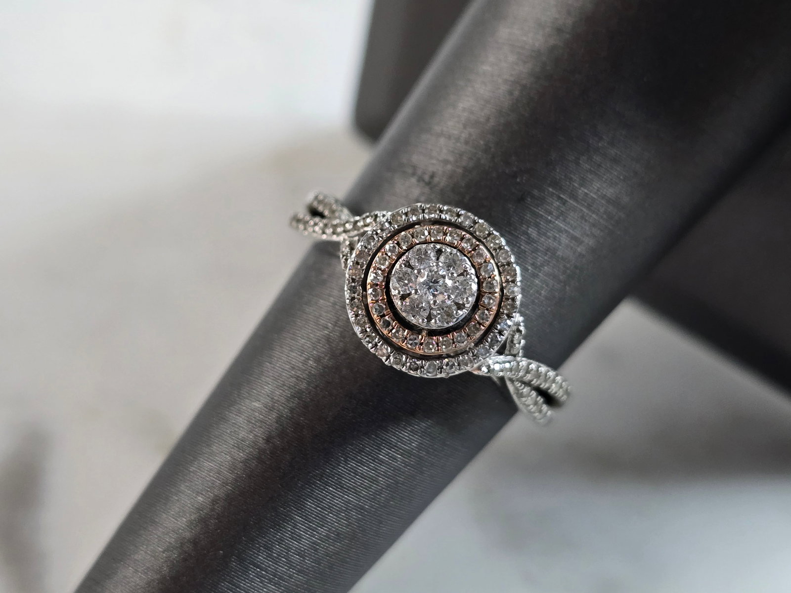 Womens Vintage Estate 10K White Gold Modernist Diamond Ring: A WOMEN'S VINTAGE ESTATE 10K WHITE GOLD DIAMOND RING. THE RING IS A SIZE 7.0, AND WEIGHS 2.8g. THE WIDTH OF THE RING IS 3/8". THE CENTER DIAMOND IS ABOUT .08cts, SURROUNDED BY 82 SMALL DIAMONDS. THIS 
