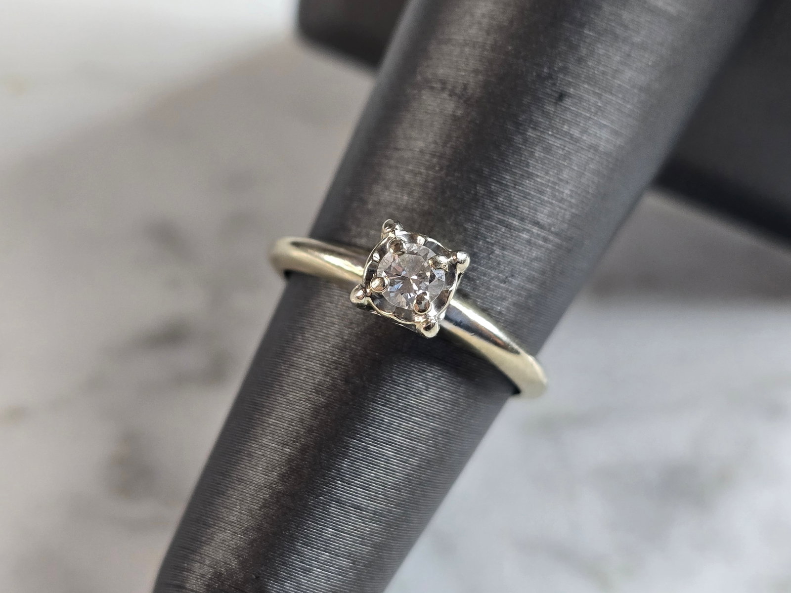Womens Vintage Estate 14k White Gold Diamond Engagement Ring: A WOMENS VINTAGE ESTATE 14K WHITE GOLD DIAMOND RING THAT WEIGHS 2.0g. THE SIZE OF THE RING IS A 5.25, AND IS ABOUT 3/16" WIDE. THE DIAMOND IS ABOUT 0.15cts. WOULD MAKE A LOVELY GIFT FOR THAT SOMEONE S