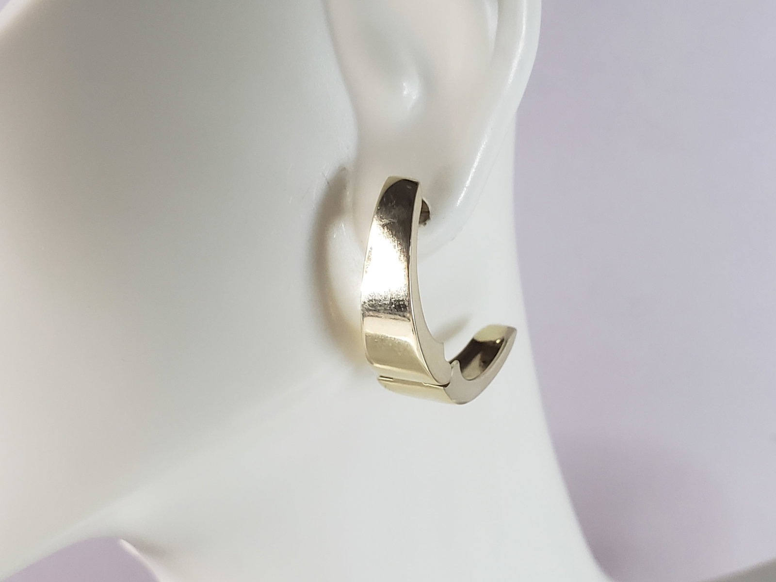 Pr Womens Vintage Estate 14K Yellow Gold Hoop Earrings: A LOVELY PAIR OF WOMENS 14K YELLOW GOLD HOOP EARRINGS . THE EARRINGS WEIGH 6.7g, AND MEASURE 5/8" LONG BY 1/2" WIDE. EARRINGS ARE HAVE A MAKERS MARK AND A FOREIGN 14K MARK. NOT SURE HWO THE MAKER IS T