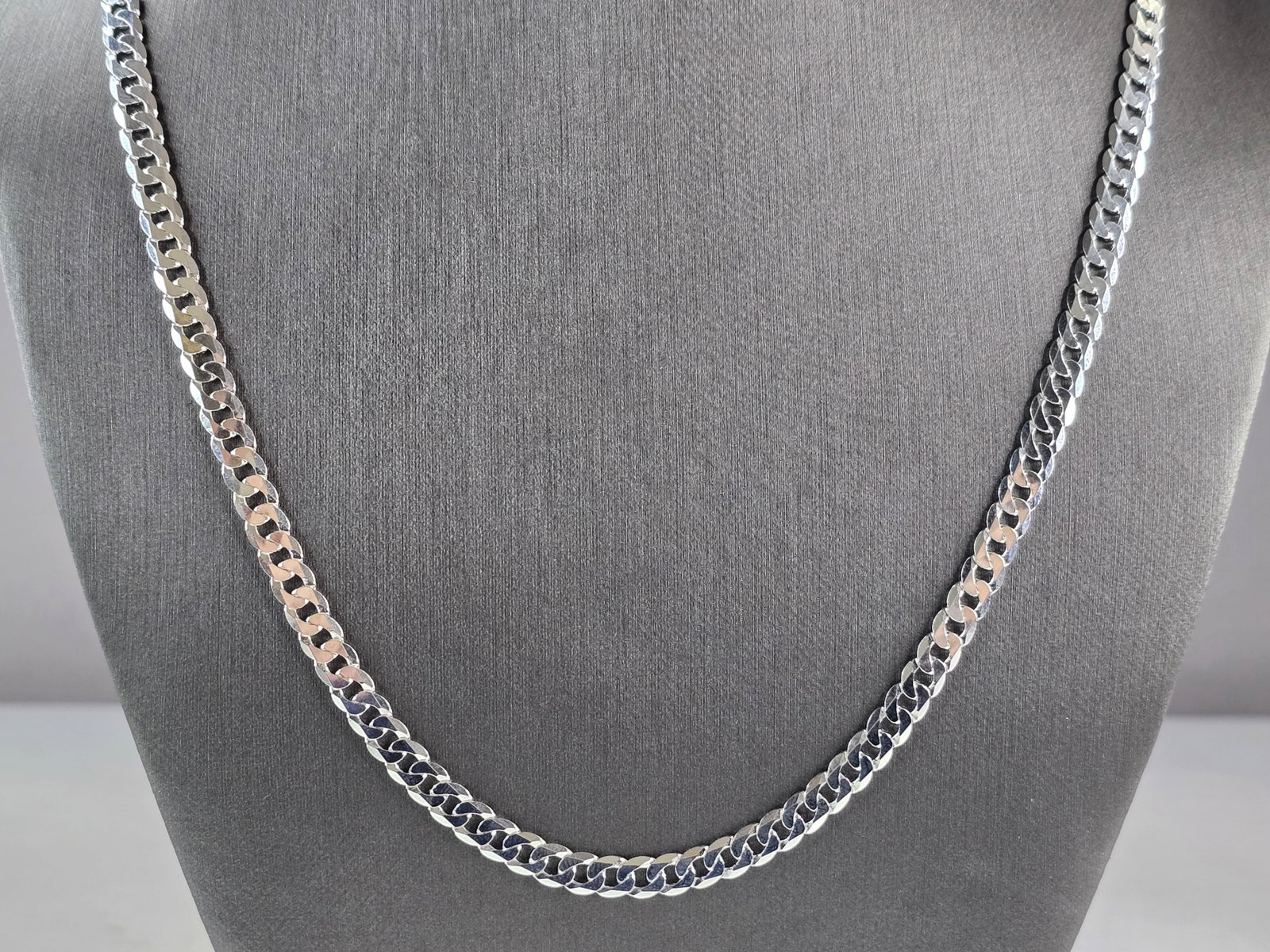 Mens Sterling Silver Italian Chain Link Necklace: A MENS STERLING SILVER ITALIAN CHAIN LINK NECKLACE. NECKLACE MEASURES 24" LONG BY 1/4" WIDE, AND WEIGHS 19.9g. WOULD MAKE A LOVELY GIFT FOR THAT SOMEONE SPECIAL. ANY QUESTIONS PLEASE ASK. BE SURE TO C
