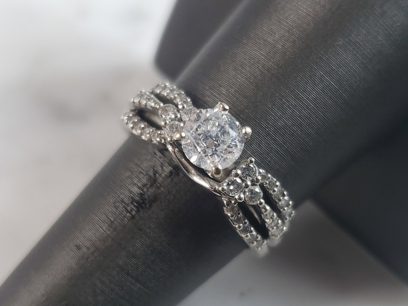 Womens Vintage Estate 14k White Gold Diamond Engagement Ring: A WOMENS 14K WHITE GOLD DIAMOND ENGAGEMENT RING. THE RING WEIGHS 4.9g, AND IS A SIZE 7.75. THERE ARE ABOUT 1.0cts OF DIAMONDS. THE CENTER STONE IS ABOUT .70cts. RING IS MARKED 14k, SDIL". WOULD MAKE A