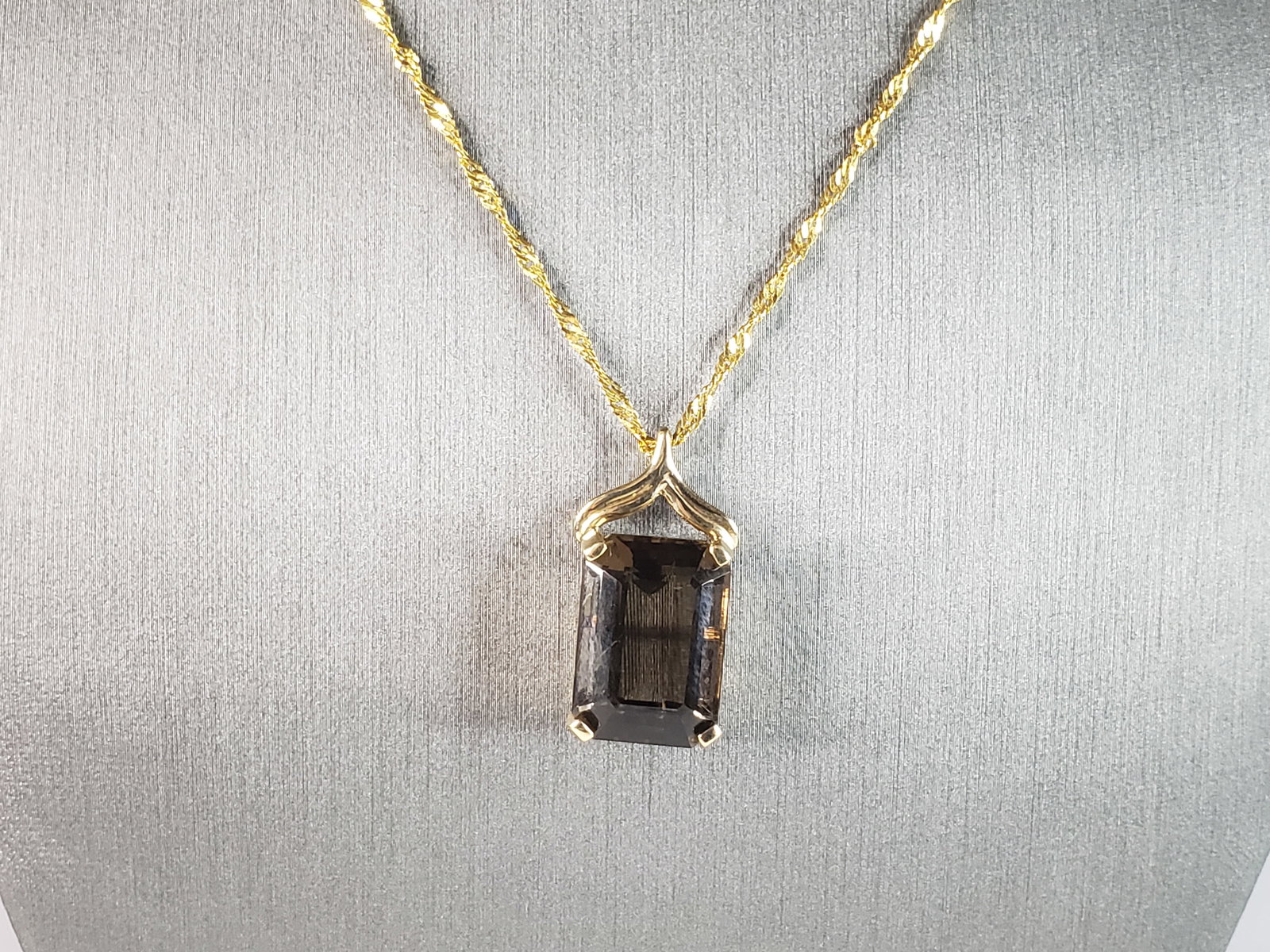 Womens Vintage Estate 14K Gold Smoky Quartz Pendant w/ Necklace: FOR SALE IS THIS LOVELY VINTAGE ESTATE 14K YELLOW GOLD SMOKY QUARTZ PENDANT WITH NECKLACE. THE NECKLACE AND PENDANT WEIGHS 10.2g. THE NECKLACE MEASURES 19 1/2" LONG BY 1/16", AND THE PENDANT MEASURES 