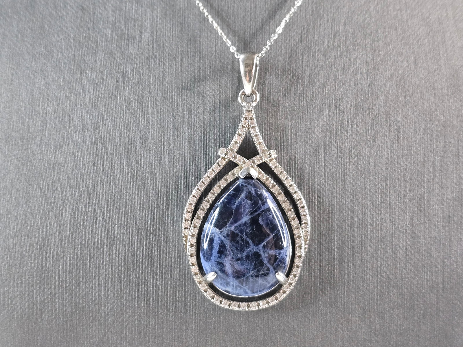 Womens Vintage Estate Sterling Silver Sodalite Pendant & Necklace: A WOMENS VINTAGE ESTATE STERLING SILVER SODALITE PENDANT WITH NECKLACE. THE TOTAL WEIGHT IS 15.6g, PENDANT MEASURES 2 3/8" LONG BY 1 1/4" WIDE, AND NECKLACE IS 18" LONG. MAKES A GREAT GIFT FOR THAT SP
