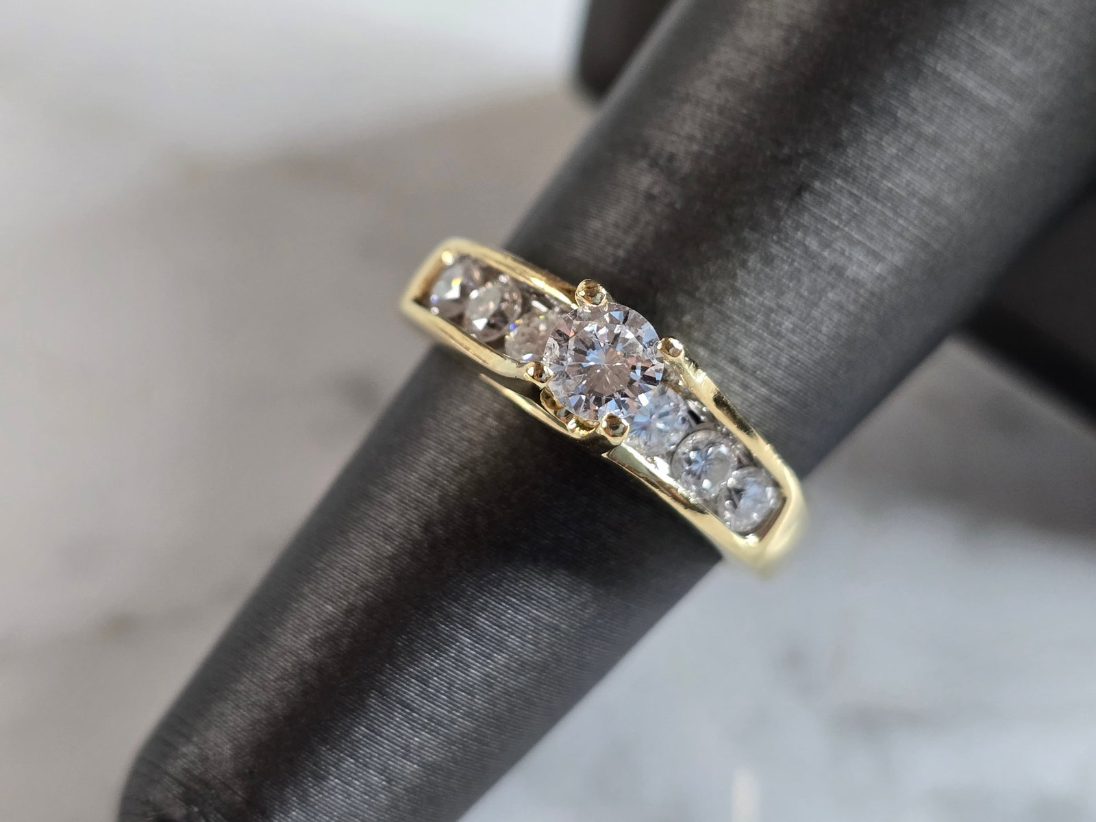 Womens Vintage Estate 14K Yellow Gold Diamond Ring: A WOMENS VINTAGE ESTATE 14K YELLOW GOLD DIAMOND RING. THE RING IS A SIZE 6.0 AND WEIGHS 4.9g. THERE ARE ABOUT 0.82cts OF DIAMONDS. THE WIDTH OF THE RING IS 1/4". THE CENTER DIAMOND ALONE IS ABOUT 0.40