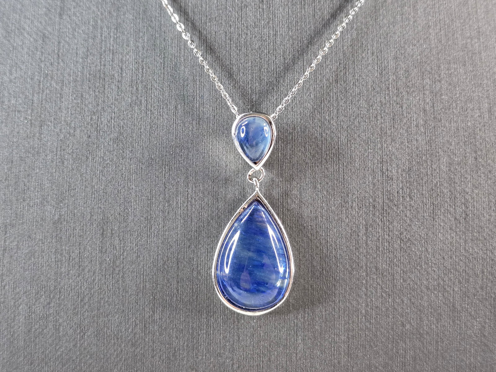 Womens Estate Sterling Silver Blue Cabochon Pendant Necklace: A WOMENS VINTAGE ESTATE STERLING SILVER BLUE CABOCHON PENDANT WITH NECKLACE. THE PENDANT MEASURES 1 3/8" BY 5/8" AND WEIGHS 7.5g. THE NECKLACE MEASURES 18" LONG AND IS ADJUSTABLE TO 16". ANY QUESTIONS