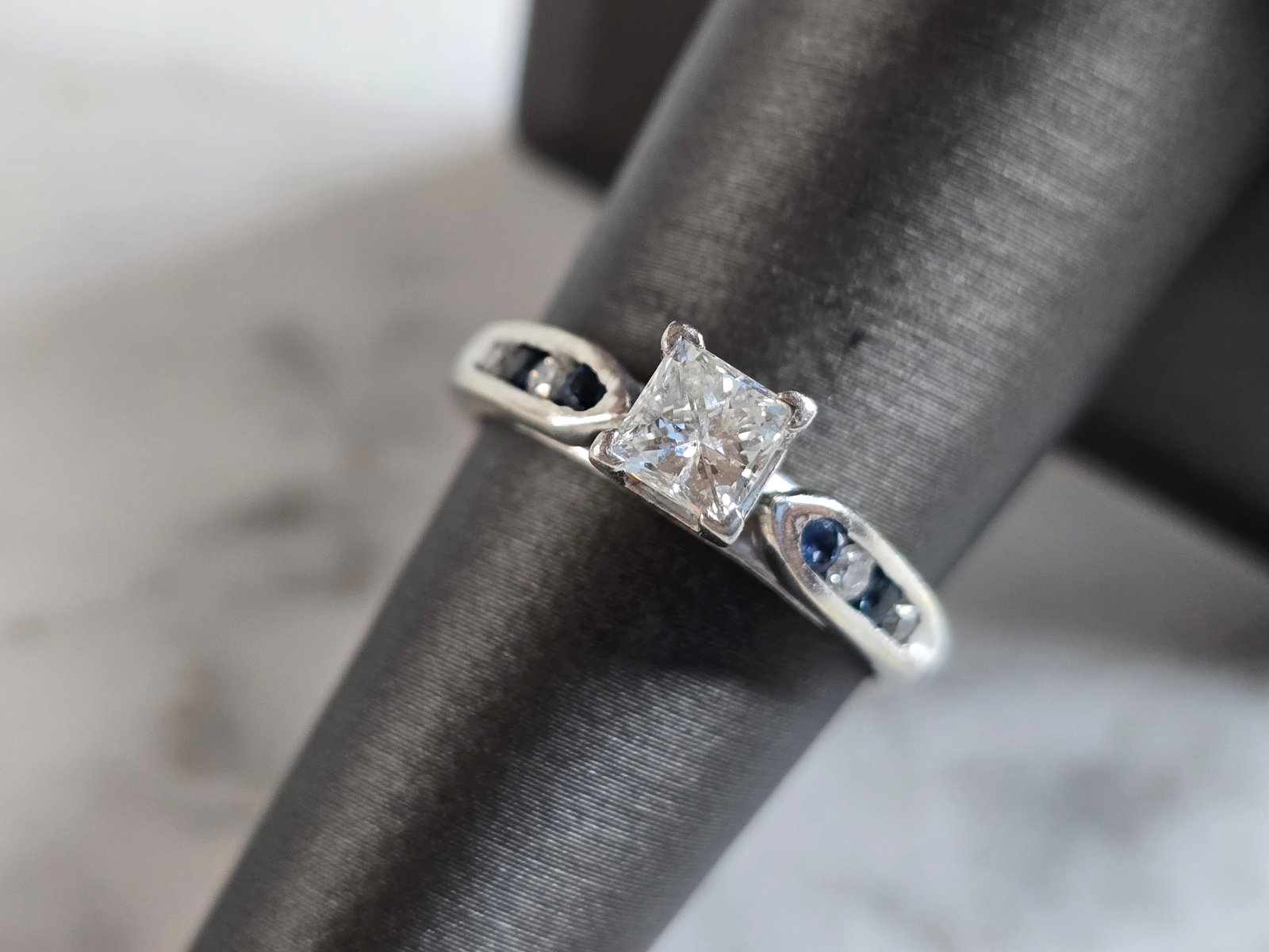 Womens Vintage Estate 14k White Gold Diamond Sapphire Ring: A WOMENS VINTAGE ESTATE 14K WHITE GOLD DIAMOND & SAPPHIRE ENGAGEMENT RING. THE RING WEIGHS 4.3g AND IS A SIZE 7.0. THE CENTER DIAMOND IS ABOUT 0.45cts, AND HAS A MICRO SERIAL #. THE WIDTH OF THE RING 