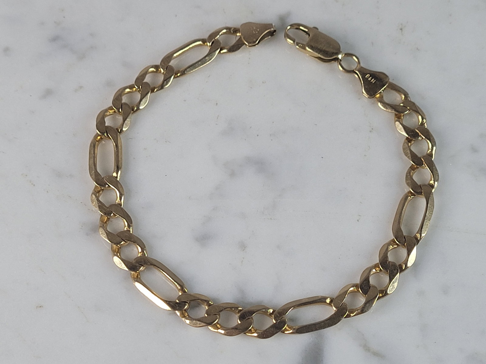 Mens Vintage Estate 14K Yellow Gold Italian Chain Link Bracelet: A MENS VINTAGE ESTATE 14K YELLOW GOLD CHAIN LINK BRACELET THAT WAS MADE IN ITALY. BRACELET IS 9" LONG BY 1/4" WIDE, AND WEIGHS 16.5g. THIS WOULD MAKE A LOVELY GIFT FOR THAT SOMEONE SPECIAL. ANY QUESTI
