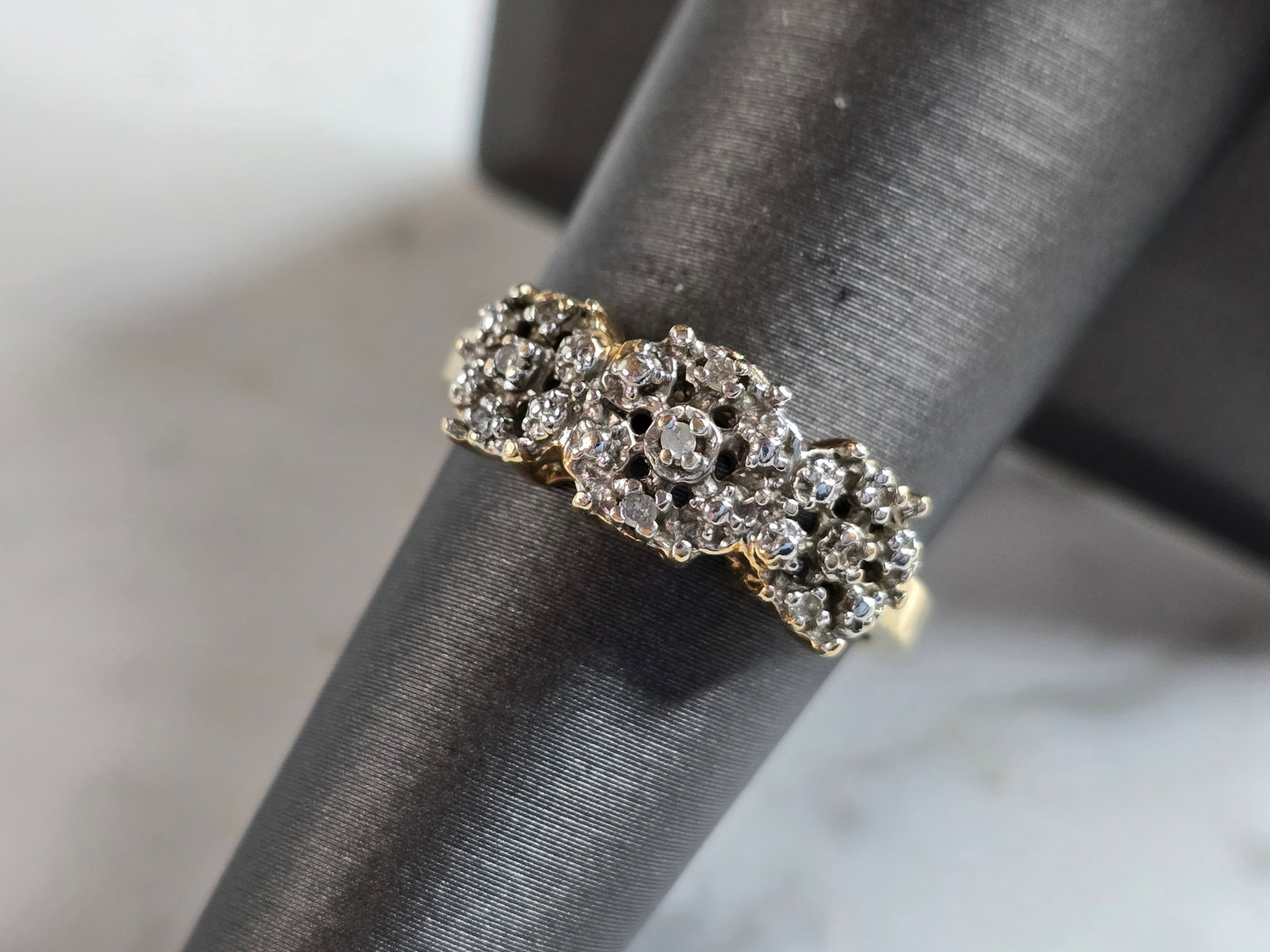 Womens Vintage Estate 10K Yellow Gold Diamond Flower Ring: A WOMENS VINTAGE ESTATE 10K YELLOW GOLD DIAMOND HEART RING. THE TOTAL WEIGHT IS 3.6g, AND IS A SIZE 7.0. THERE ARE ABOUT .48cts OF DIAMONDS IN THIS RING. THE WIDTH OF THE RING IS 1/4". ANY QUESTIONS P