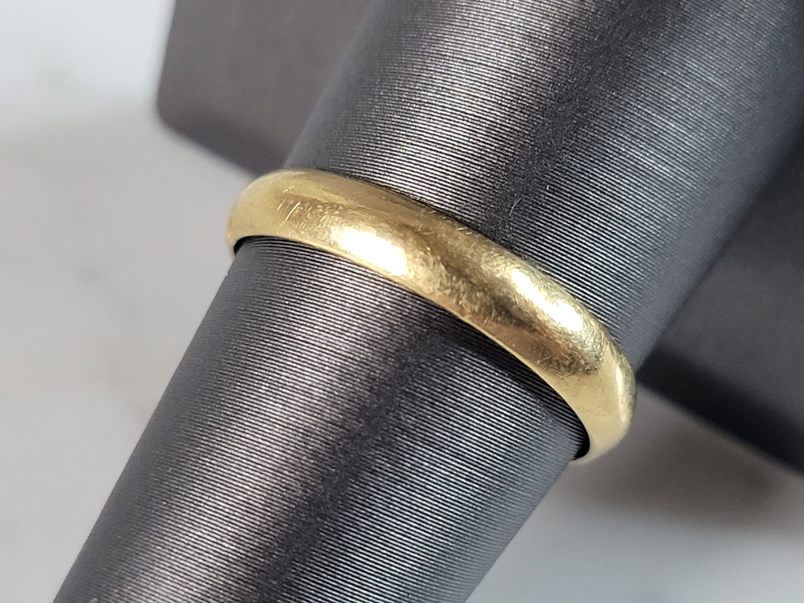 Womens Vintage Estate 18K Yellow Gold Wedding Band Ring: A WOMENS VINTAGE ESTATE 18K YELLOW GOLD WEDDING RING, THAT WEIGHS 3.2g, AND IS A SIZE 8.5. THE WIDTH OF THE RING IS 1/8". RING IS NOT MARKED BUT IT HAS BEEN TESTED AND IS GUARANTEED TO BE AS DESCRIBED