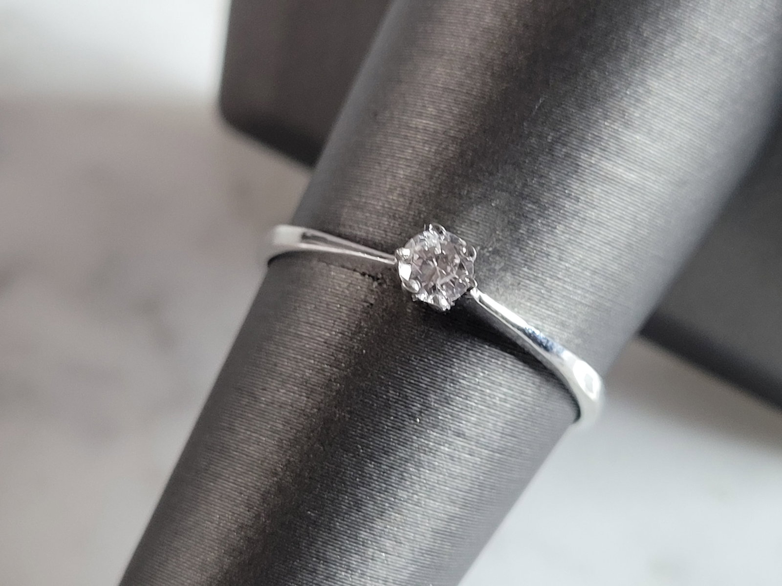 Womens Estate Sterling Silver CZ Ring: A WOMENS ESTATE STERLING SILVER MODERNIST CZ RING. THE RING WEIGHS 1.1g, AND IS A SIZE 8.25. THE WIDTH OF THE RING IS 1/8". THIS RING WOULD MAKE A GREAT GIFT FOR SOMEONE SPECIAL. ANY QUESTIONS PLEASE 