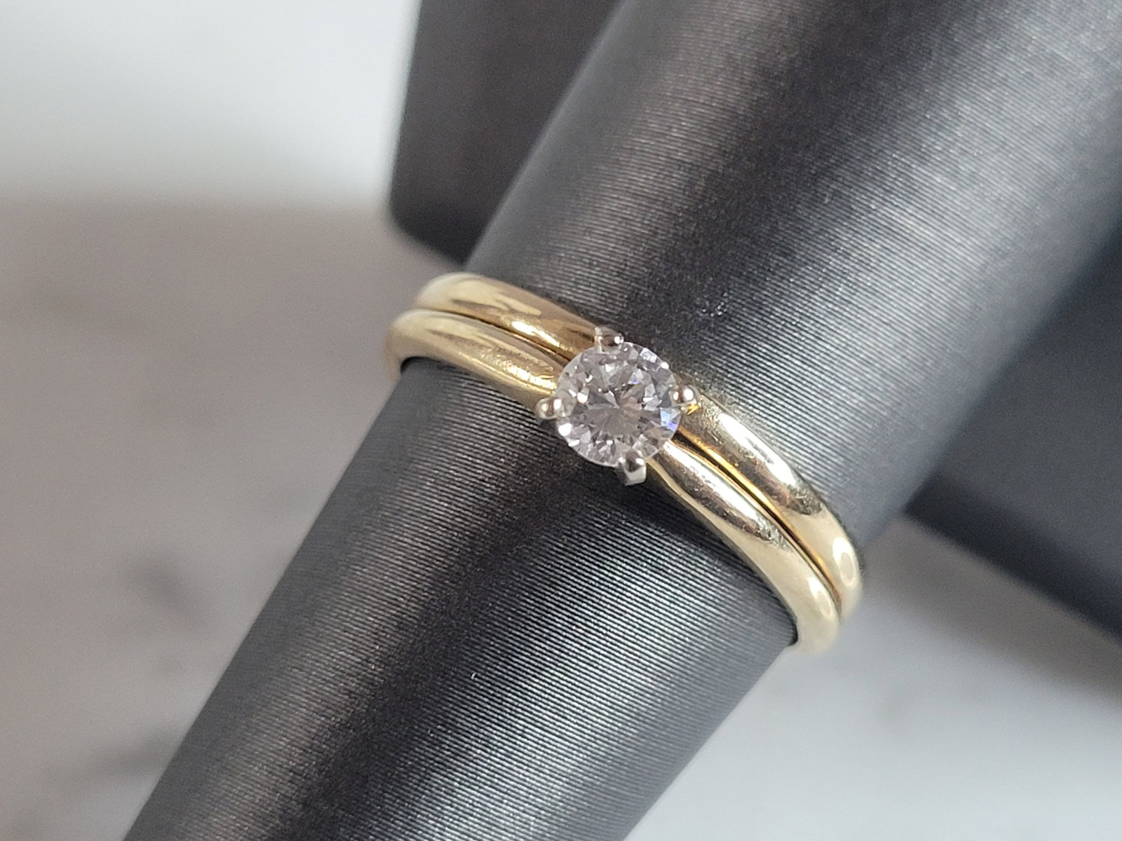 Womens Vintage Estate 14K Yellow Gold Diamond Ring: A WOMENS VINTAGE ESTATE 14K GOLD DIAMOND RING . THE SIZE OF THE RING IS A 7.75, AND WEIGHS 2.7g. THEDIAMOND IS ABOUT .20cts. THE WIDTH OF THE RING IS 1/8". RING IS MARKED "14K". ANY OTHER QUESTIONS PL