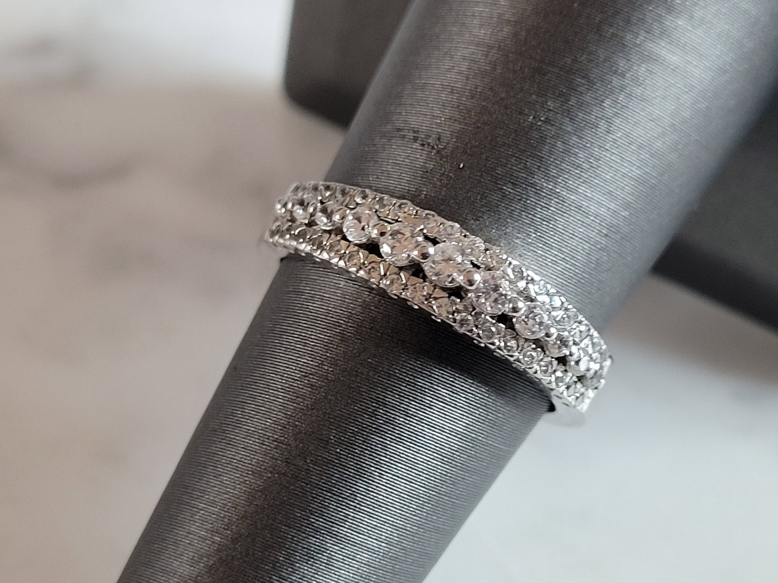 Womens Estate Sterling Silver CZ Ring: A WOMENS ESTATE STERLING SILVER CZ RING THAT WEIGHS 2.2g. THE RING IS A SIZE 6.75, AND MEASURES ABOUT 1/4" WIDE. THIS WOULD MAKE A NICE GIFT FOR THAT SOMEONE SPECIAL. ANY QUESTIONS PLEASE DO NOT HESIT