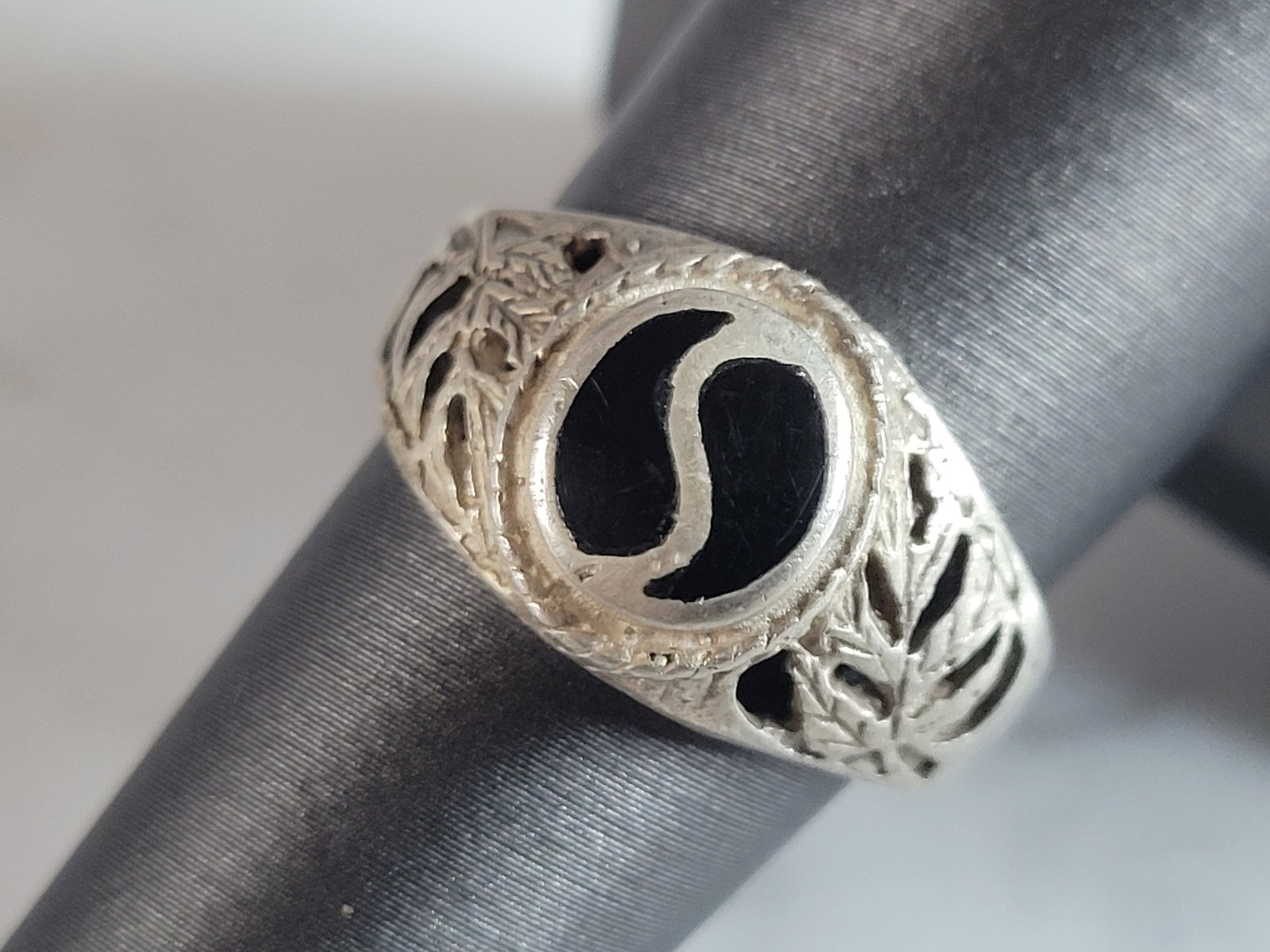Vintage Estate Sterling Silver Chinese Yin Yang Ring: A WOMENS VINTAGE ESTATE STERLING SILVER CHINESE YIN & YANG RING. THE TOTAL WEIGHT OF THE RING IS 3.7g. THE RING SIZE IS A 7.75. THE WIDTH OF THE RING IS 3/8". MAKES A GREAT GIFT FOR THAT SPECIAL SOMEO