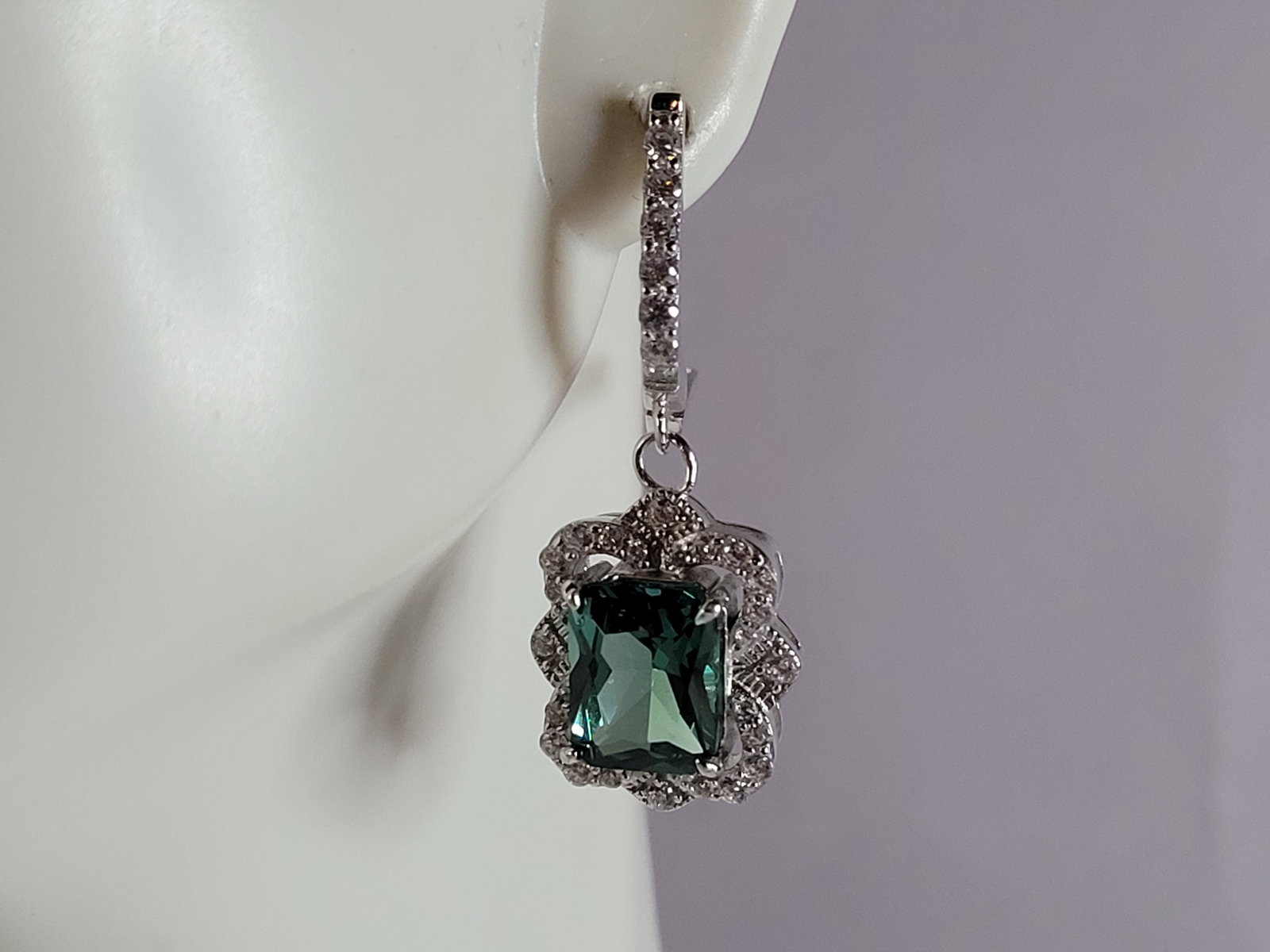 Womens Estate Sterling Silver Modernist CZ Earrings: A PAIR OF WOMENS STERLING SILVER CZ MODERNIST EARRINGS THAT WEIGH 6.4g AND MEASURES 1 1/4" LONG BY 1/2" WIDE. ANY QUESTIONS, PLEASE DO NOT HESITATE TO ASK. BE SURE TO CHECK OUT SOME OF MY OTHER GREAT 