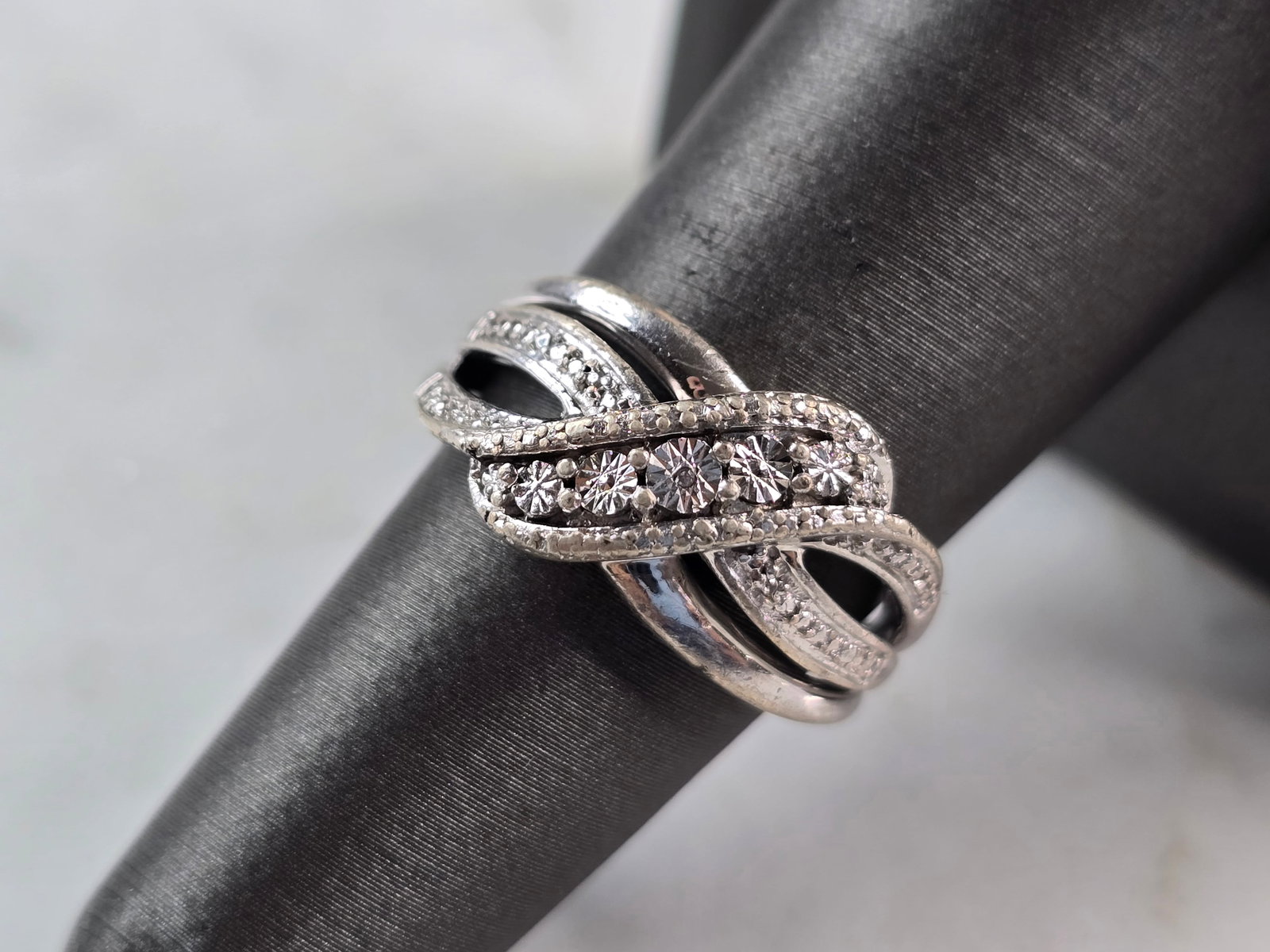 Womens Vintage Estate Sterling Silver Modernist Diamond Ring: A WOMENS VINTAGE ESTATE STERLING SILVER DIAMOND RING. THE RING WEIGHS 3.7g, AND IS A SIZE 7.0. THERE IS ONLY 1 TINY DIAMOND IN THIS RING. RING IS ABOUT 1/2" WIDE. ANY QUESTIONS PLEASE ASK. BE SURE TO 