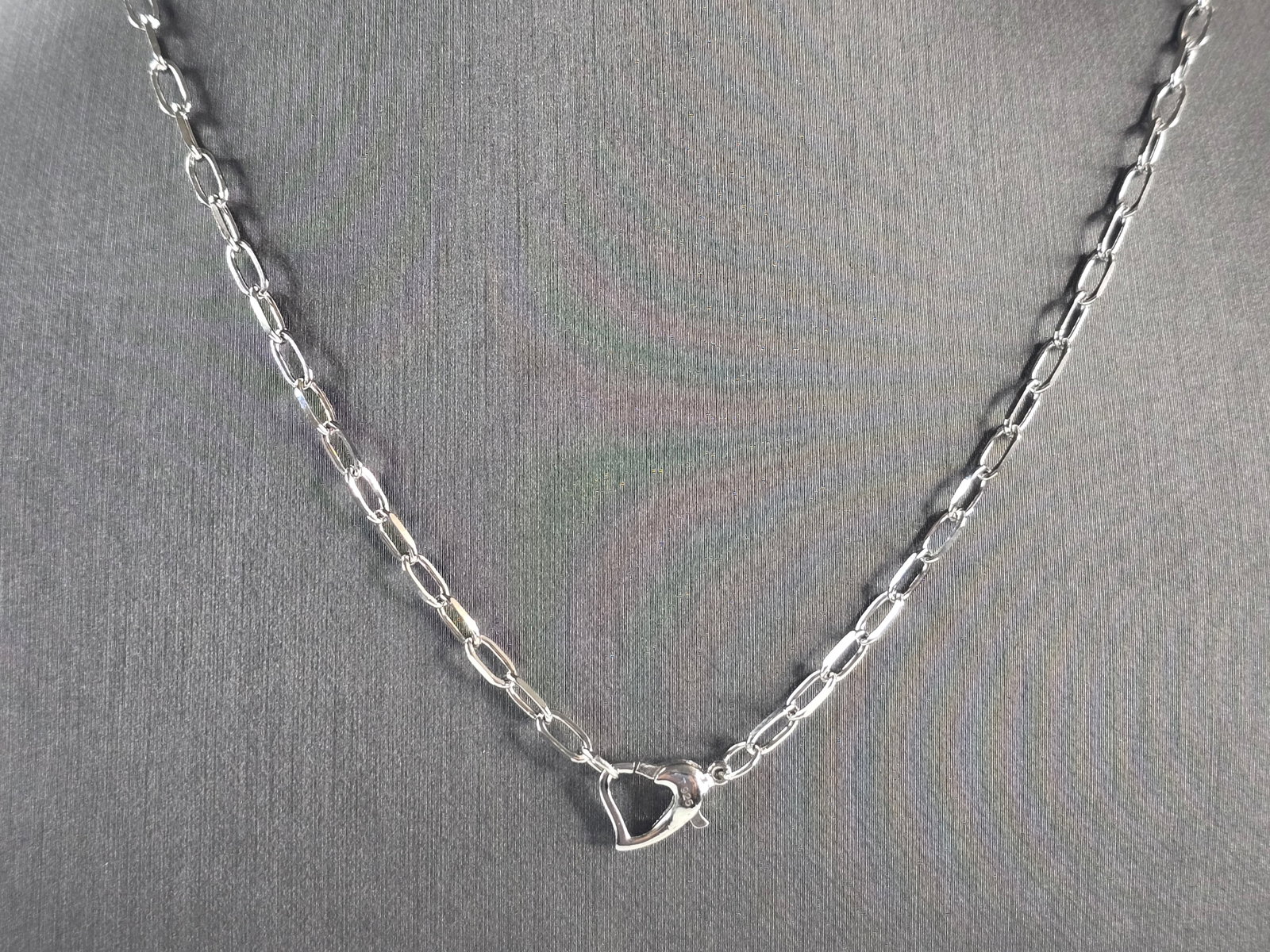 Womens Sterling Silver Heart Necklace: A WOMENS STERLING SILVER HEART NECKLACE. THE TOTAL WEIGHT IS 6.0g. THE NECKLACE MEASURES 18 1/4" LONG BY 3/8". MAKES A GREAT GIFT FOR THAT SPECIAL SOMEONE. ANY QUESTIONS, PLEASE DO NOT HESITATE TO ASK