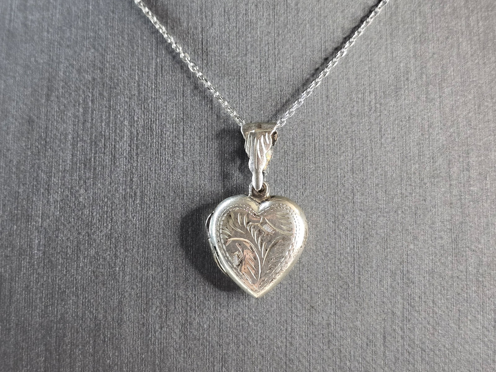 Womens Vintage Estate Sterling Silver Heart Pendant Locket Necklace: A VERY NICE WOMENS VINTAGE ESTATE STERLING SILVER NECKLACE WITH A HEART PENDANT LOCKET THAT WEIGHS 4.9g. THE PENDANT MEASURES 1 1/8" BY 5/8". THE NECKLACE MEASURES 18" LONG. ANY QUESTIONS PLEASE DONT 