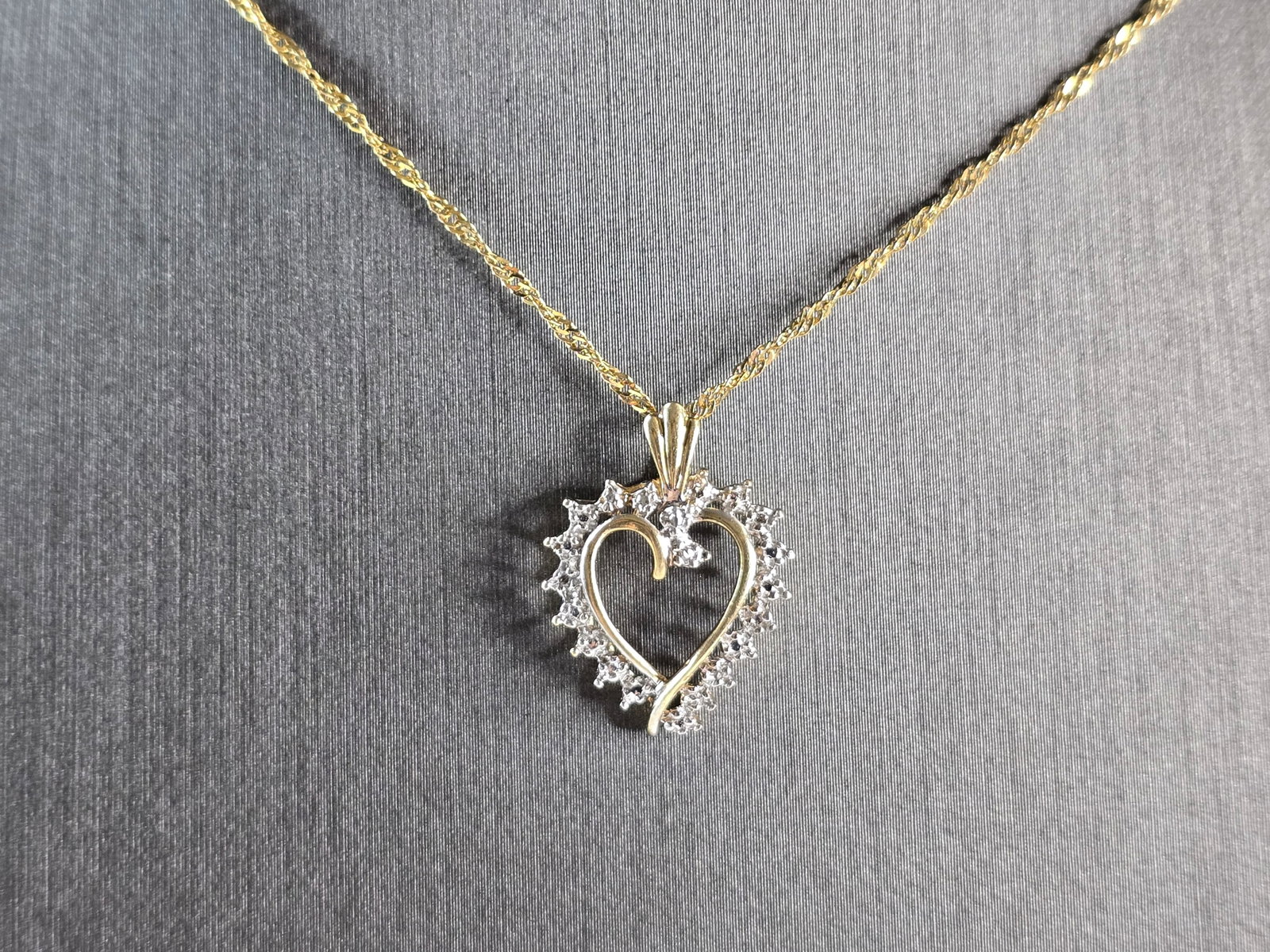 Womens Vintage Estate 10K Gold Heart Pendant Necklace: A LOVELY WOMENS VINTAGE ESTATE 10K YELLOW GOLD HEART PENDANT WITH NECKLACE. THE NECKLACE AND PENDANT WEIGHS 4.0g. THE NECKLACE MEASURES 23" LONG, AND THE HEART PENDANT MEASURES 3/4" BY 1/2". THIS MAKE