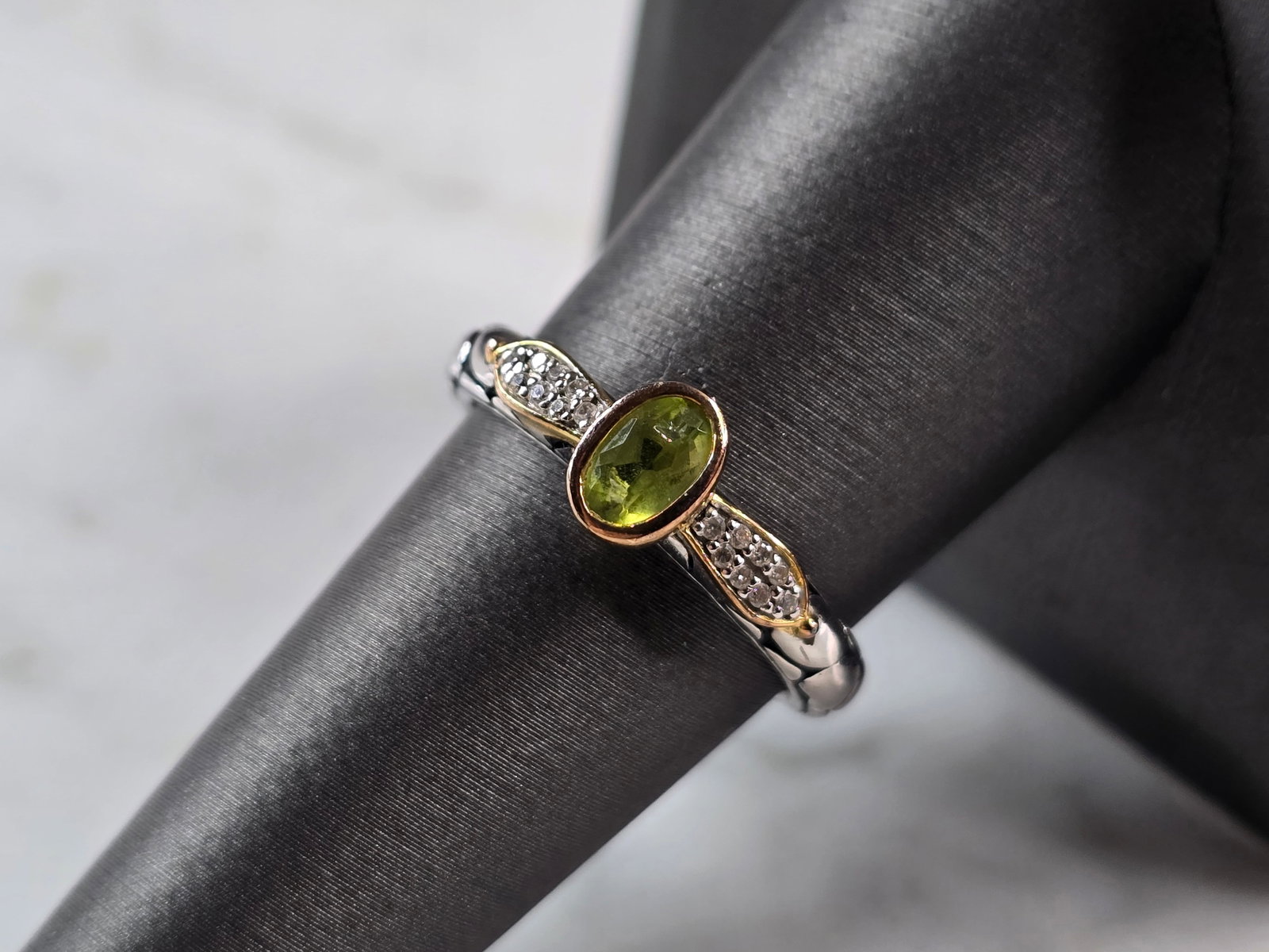 Womens Vintage Estate Sterling Silver Modernist Peridot Ring: A WOMENS VINTAGE ESTATE STERLING SILVER MODERNIST RING WITH A PERIDOT COLORED STONE. NOT SURE IF THE STONE IS NATURAL OR MAN MADE. THE RING WEIGHS 3.0g, AND IS A SIZE 8.0. THE WIDTH OF THE RING IS 1/4